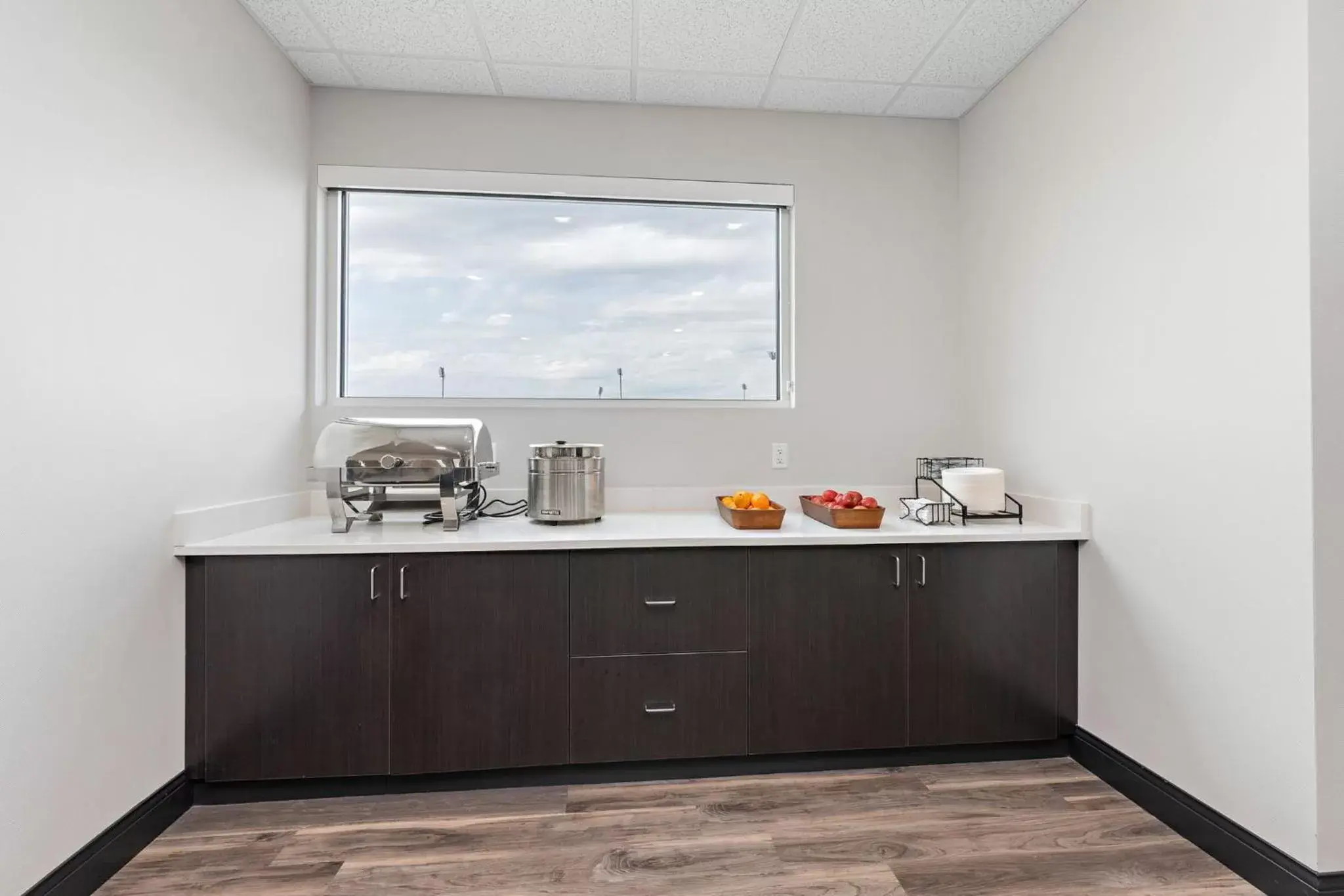 Breakfast, Kitchen/Kitchenette in Holiday Inn Express Kansas City North Parkville, an IHG Hotel