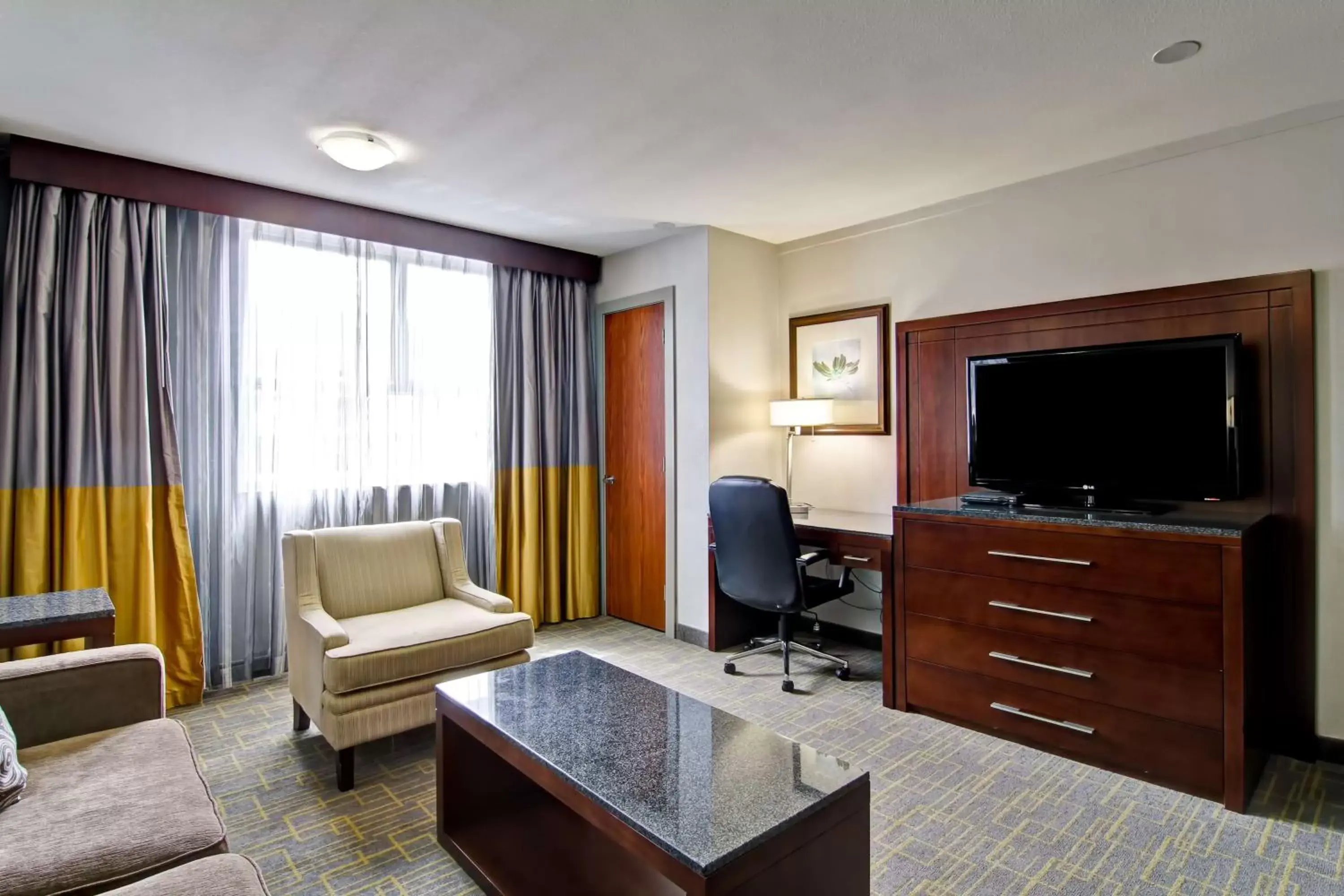 Bed, Seating Area in DoubleTree by Hilton - Kamloops