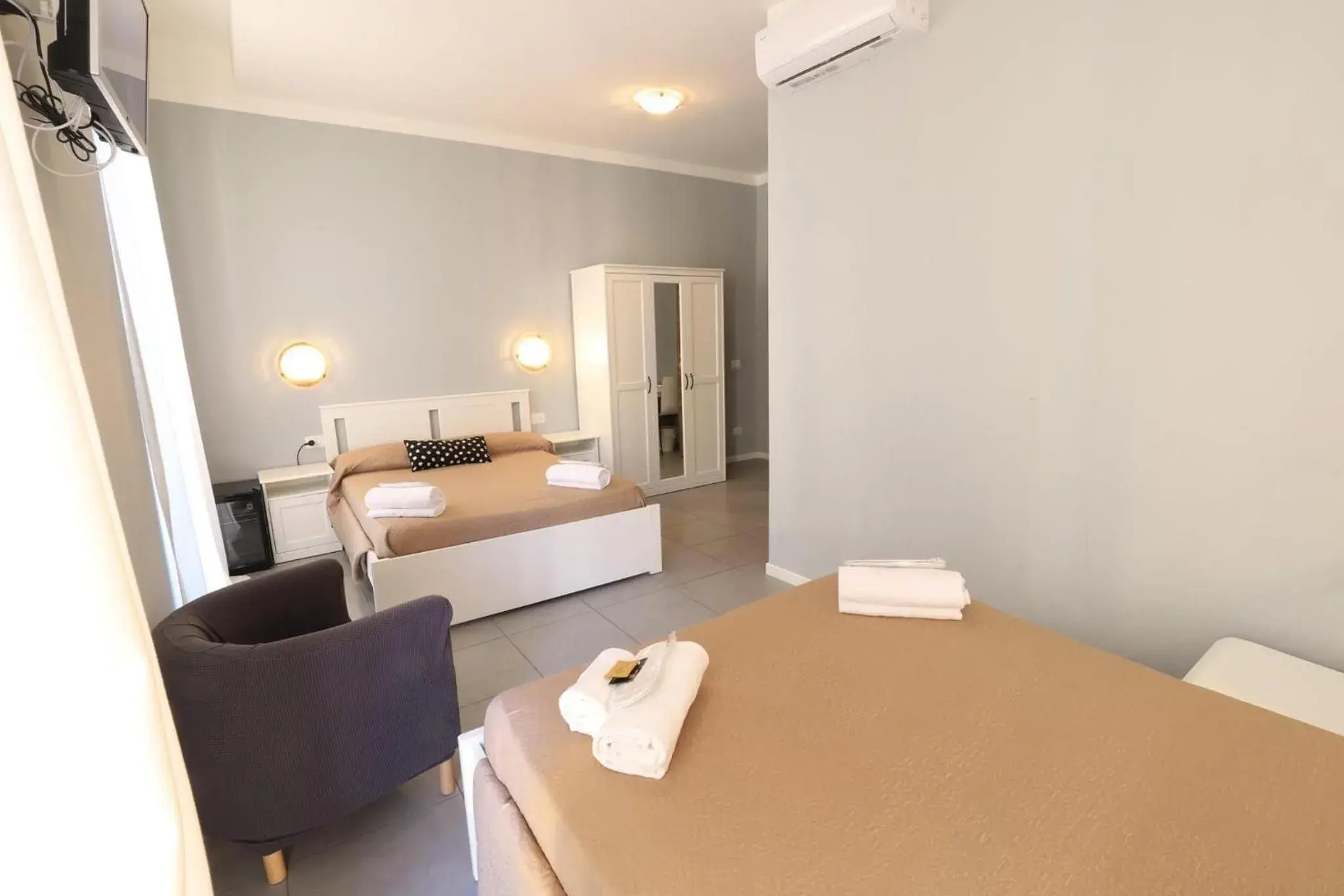 Bedroom, Bed in Golden Milano Hotel