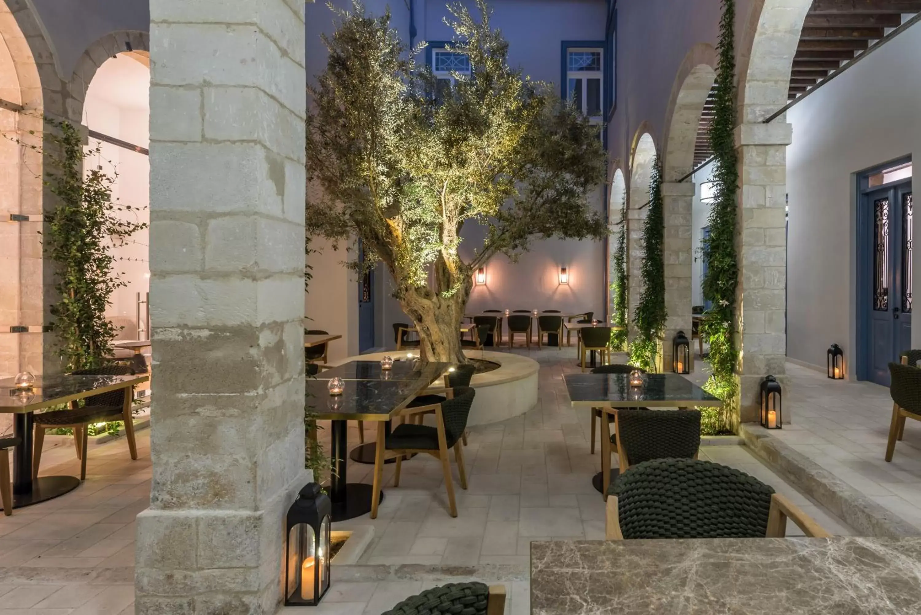 Patio, Restaurant/Places to Eat in S Paul City Hotel