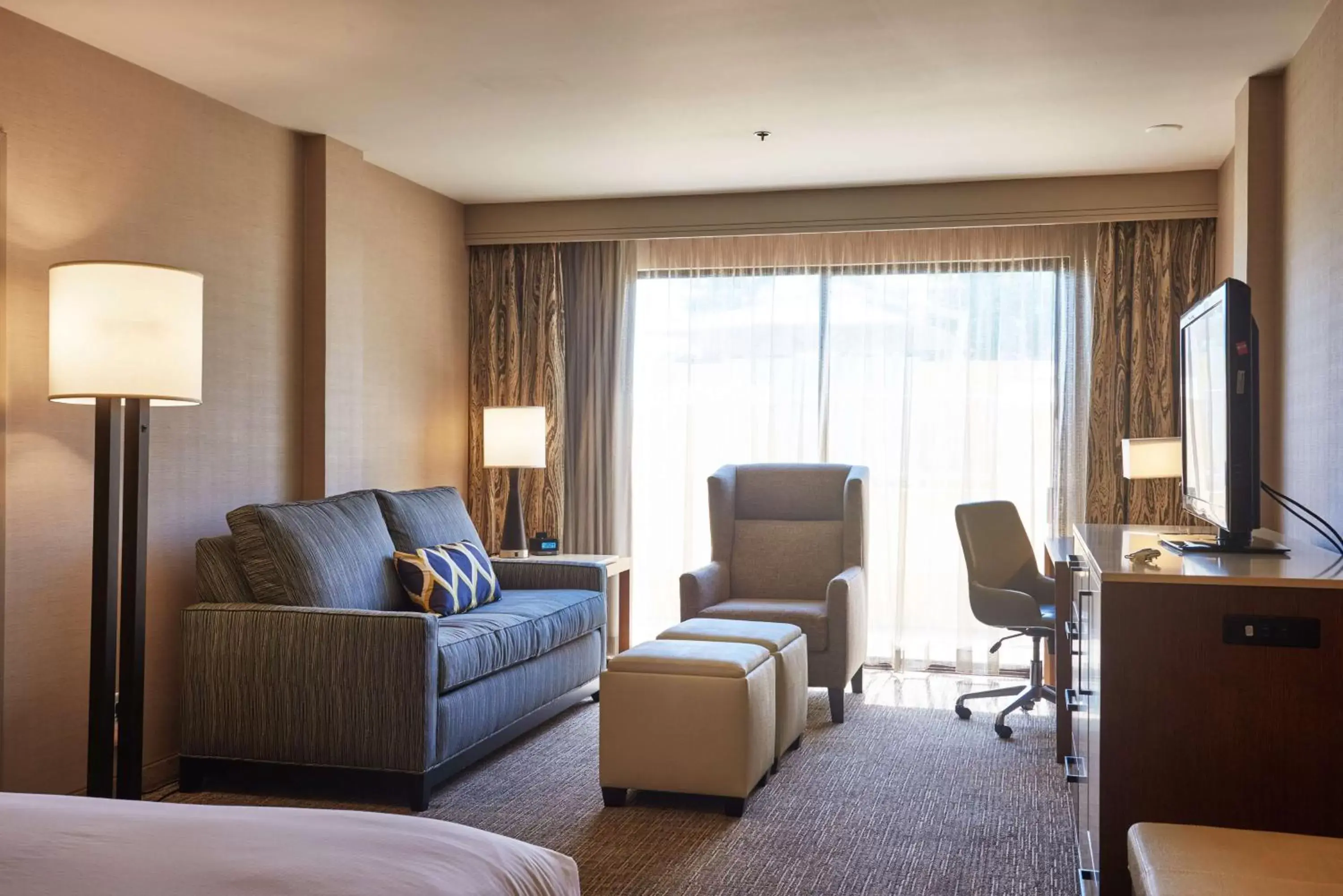 Living room, Seating Area in DoubleTree by Hilton Fresno Convention Center