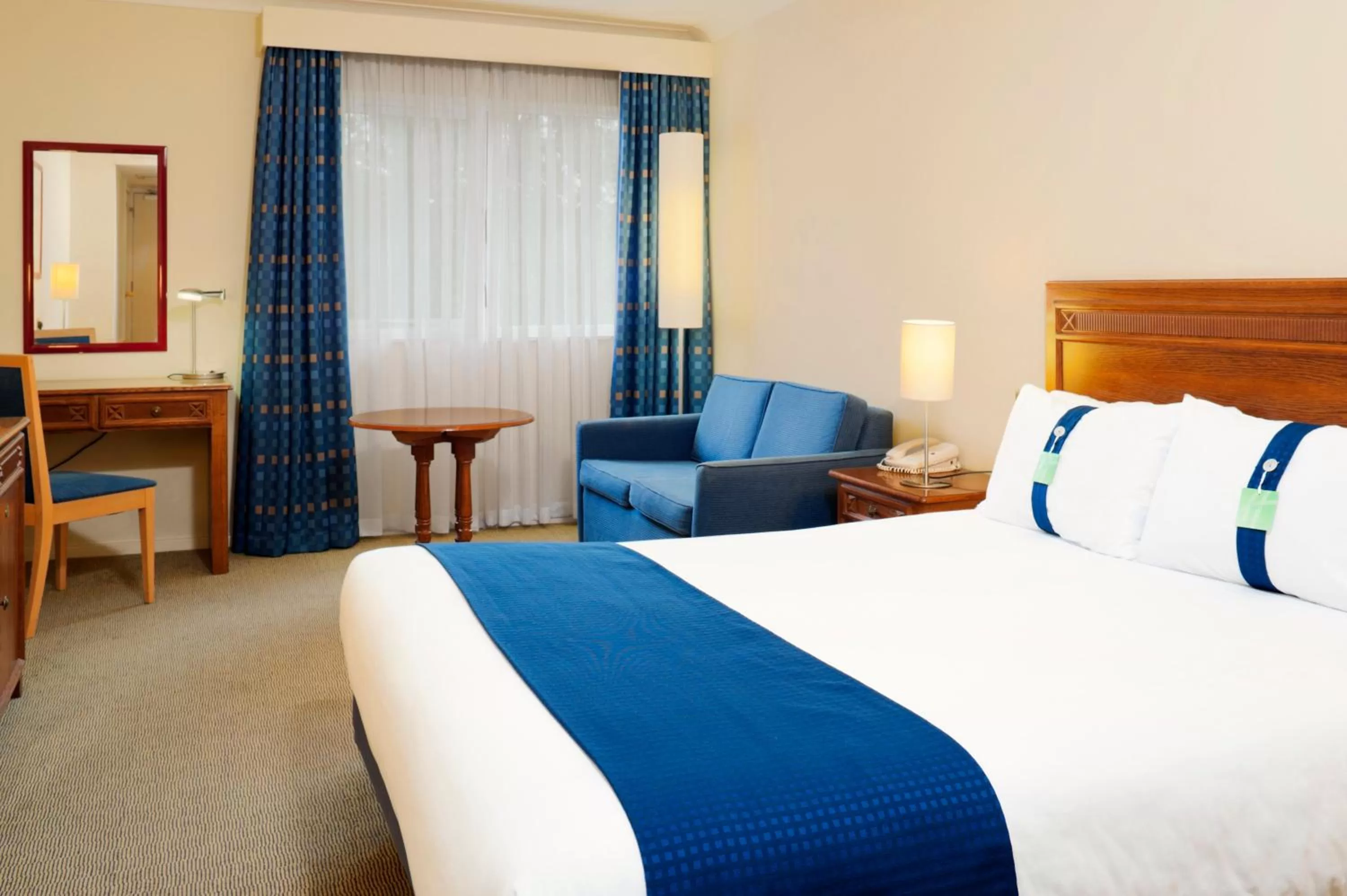 Photo of the whole room, Bed in Holiday Inn Maidstone-Sevenoaks by IHG
