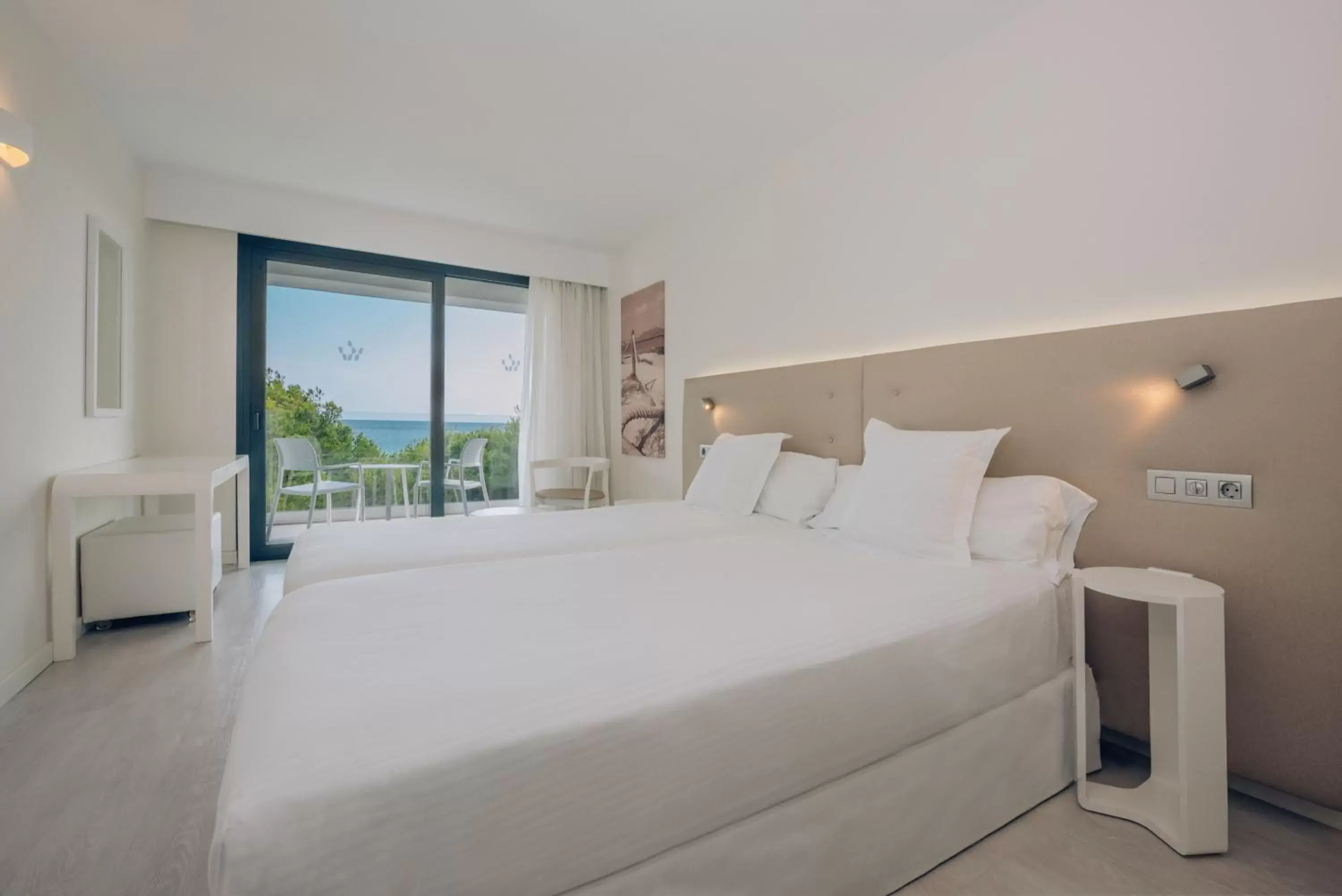 Bedroom, Bed in Iberostar Cala Millor - Adults Only