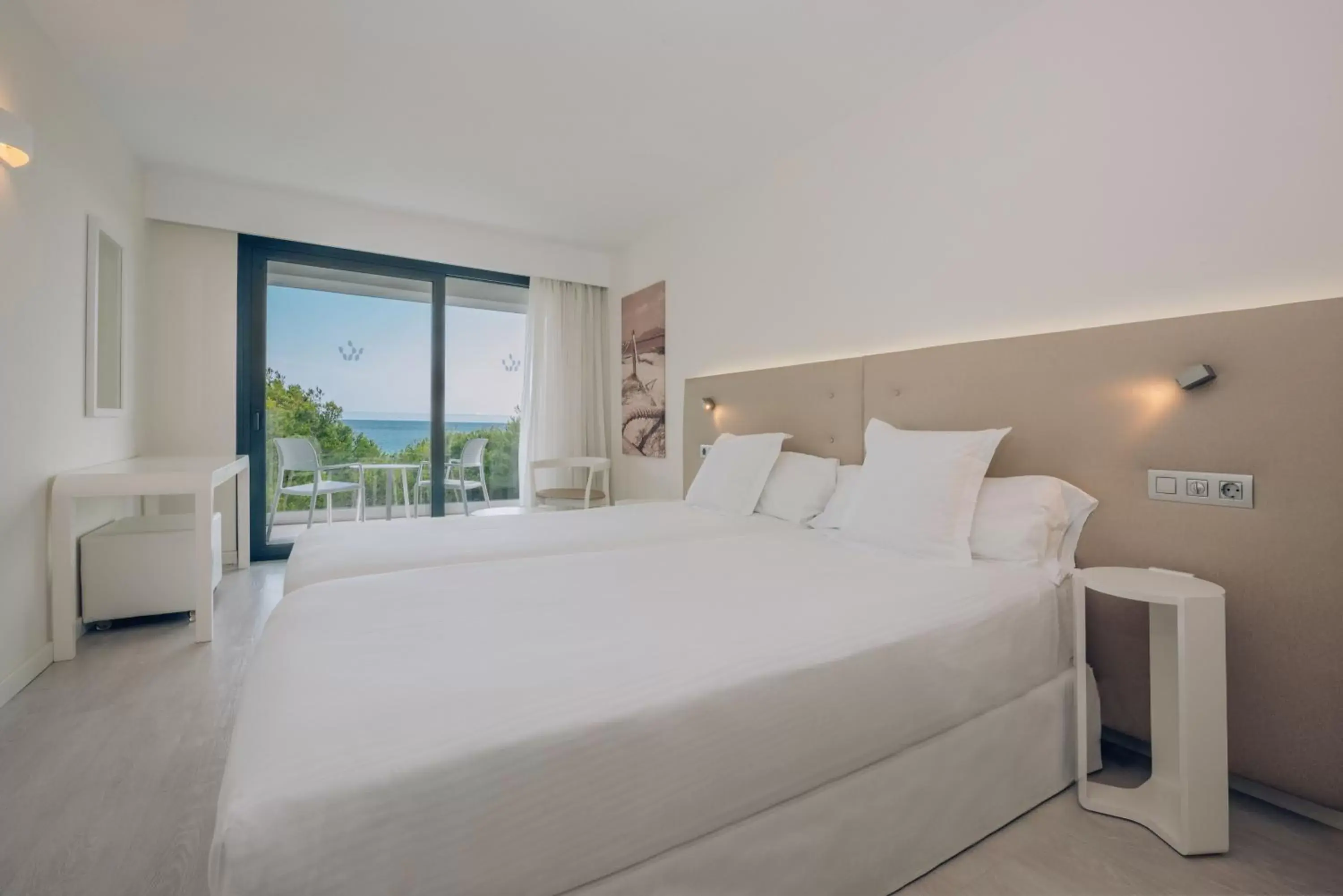 Bedroom, Bed in Iberostar Waves Cala Millor - Adults Only Bedroom, Bed in Iberostar Waves Cala Millor - Adults Only
