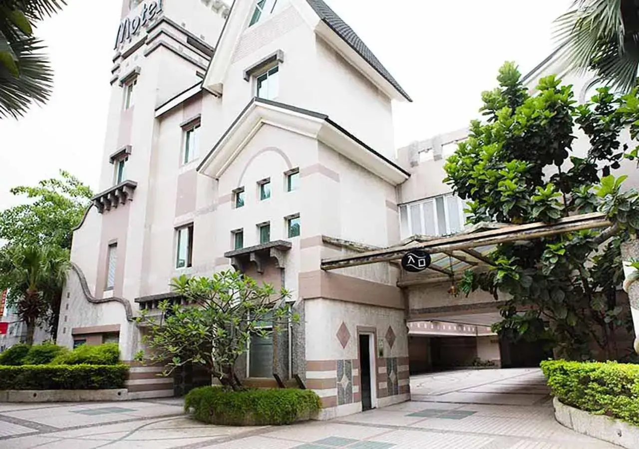 Property Building in Royal Group Motel Chien Kuo Branch