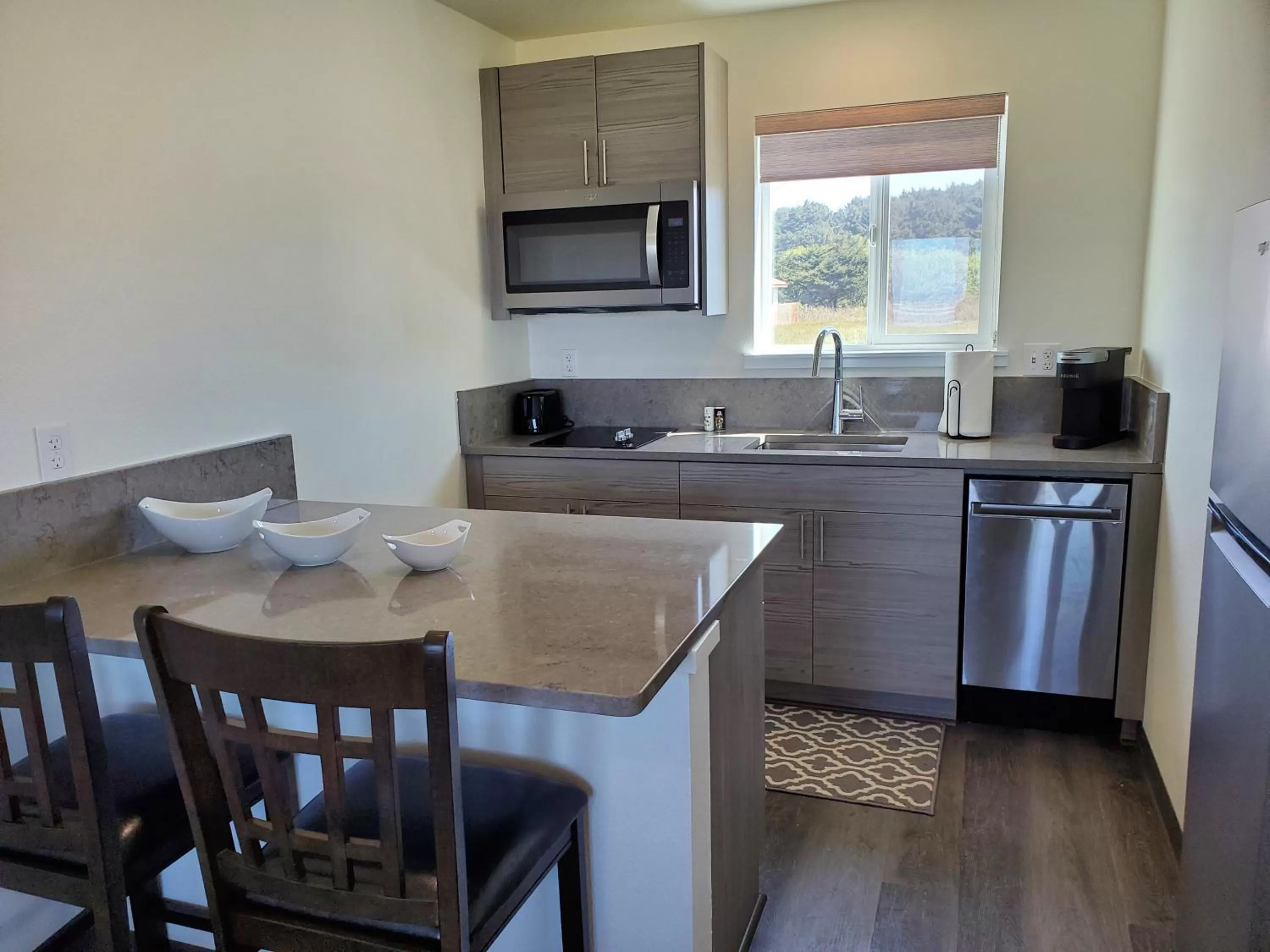 Kitchen or kitchenette, Kitchen/Kitchenette in Moonstone Beach Motel