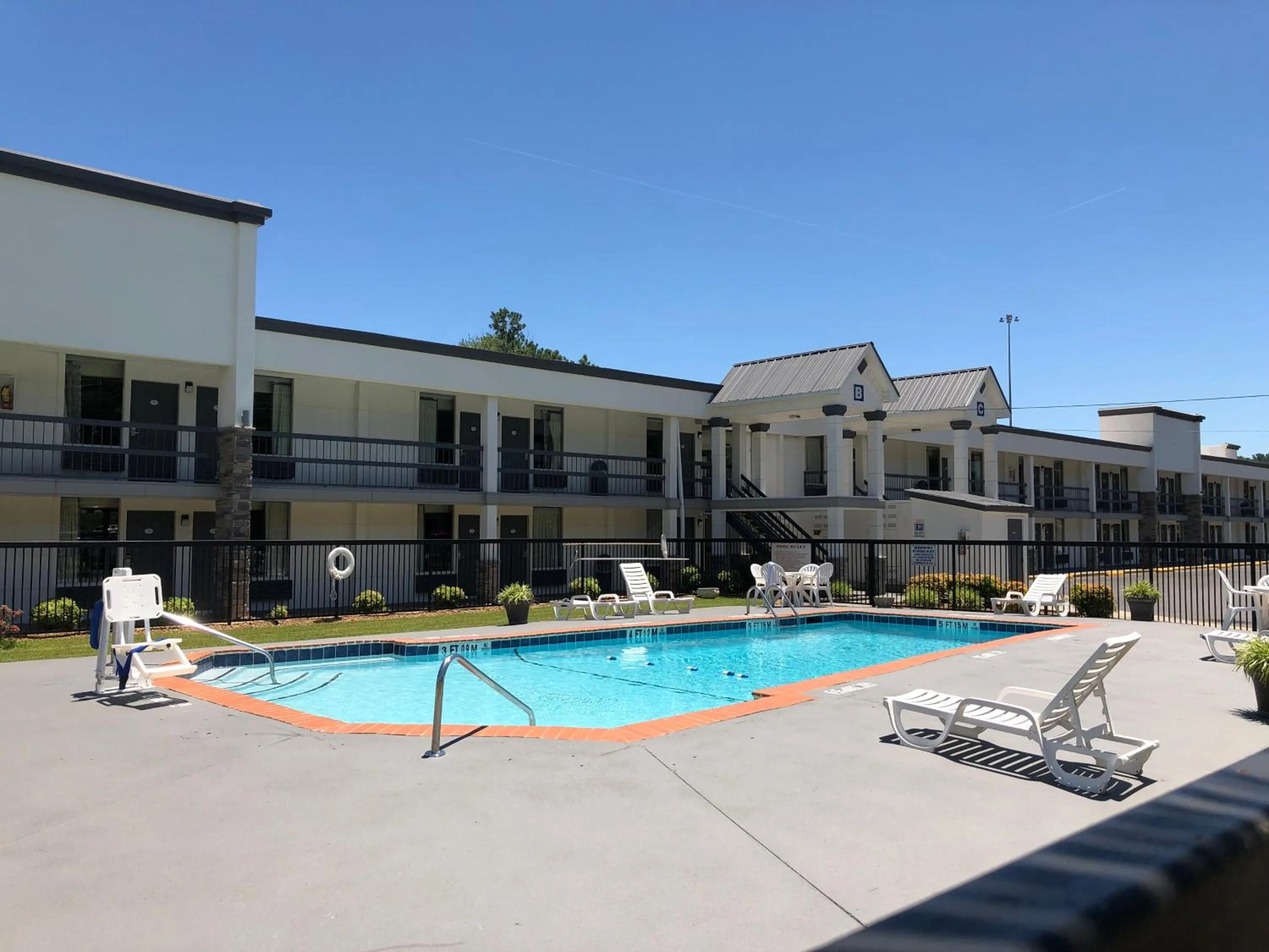 Swimming pool in Quality Inn Dalton East