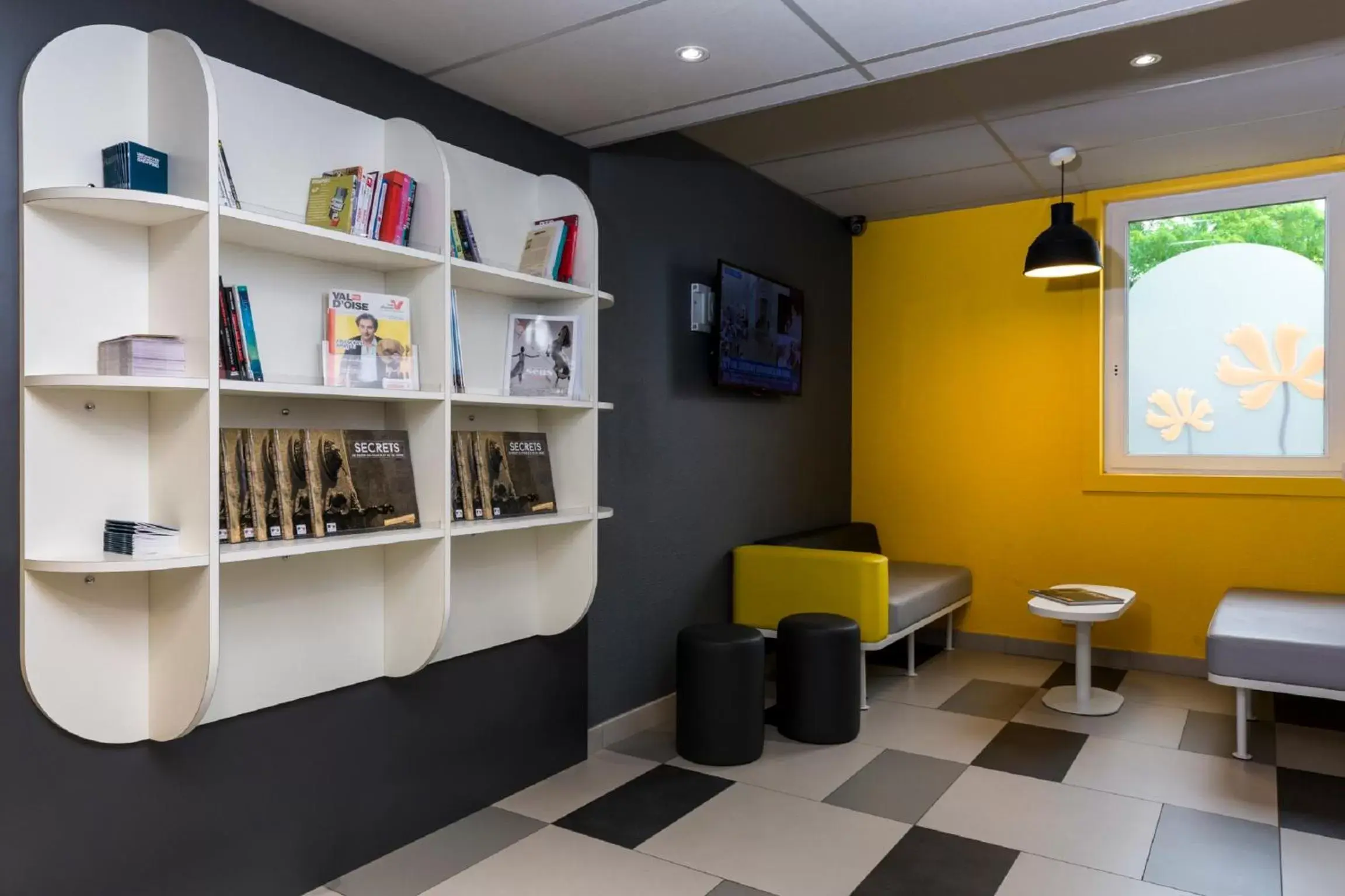 Communal lounge/ TV room in Premiere Classe Roissy Aéroport Charles De Gaulle