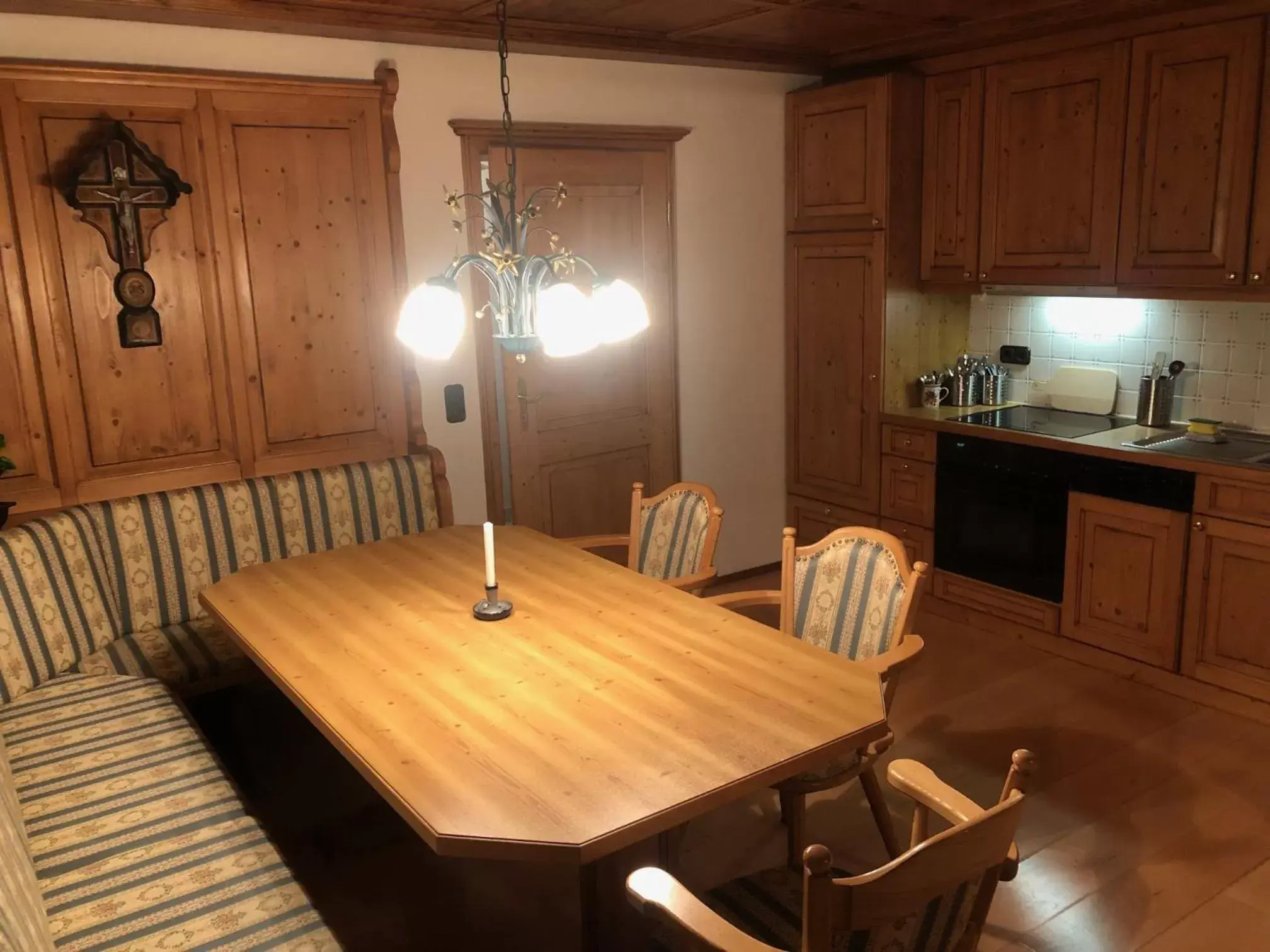 Kitchen or kitchenette, Dining Area in Alpenhotel Widderstein