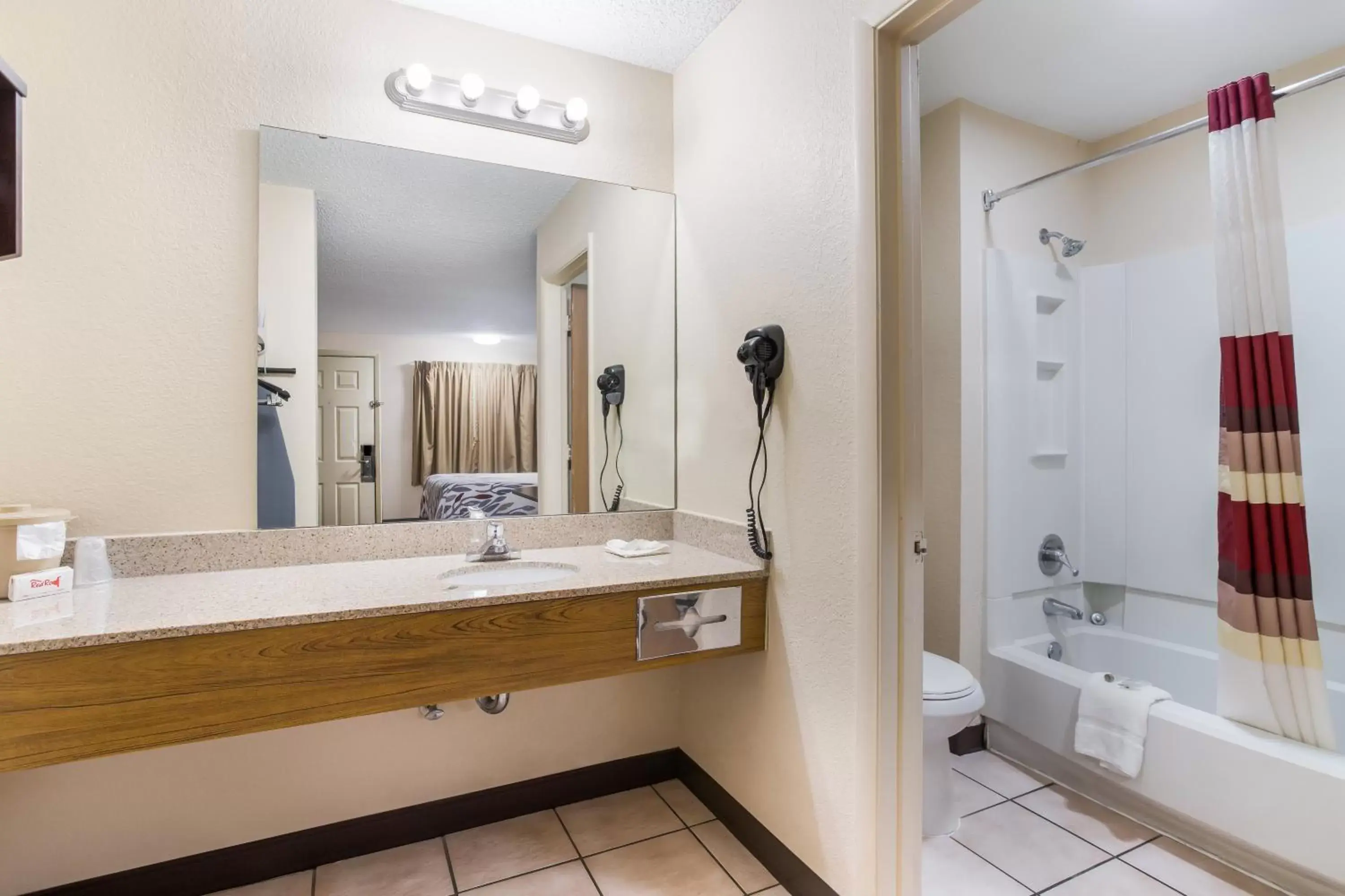 Bathroom in Red Roof Inn Albuquerque - Midtown