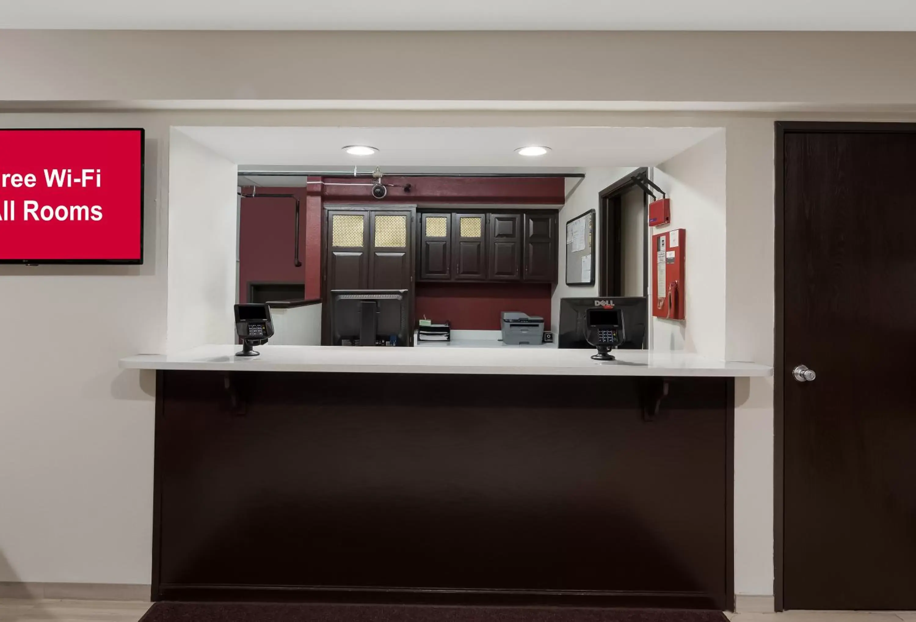 Lobby or reception, Kitchen/Kitchenette in Red Roof Inn Mansfield