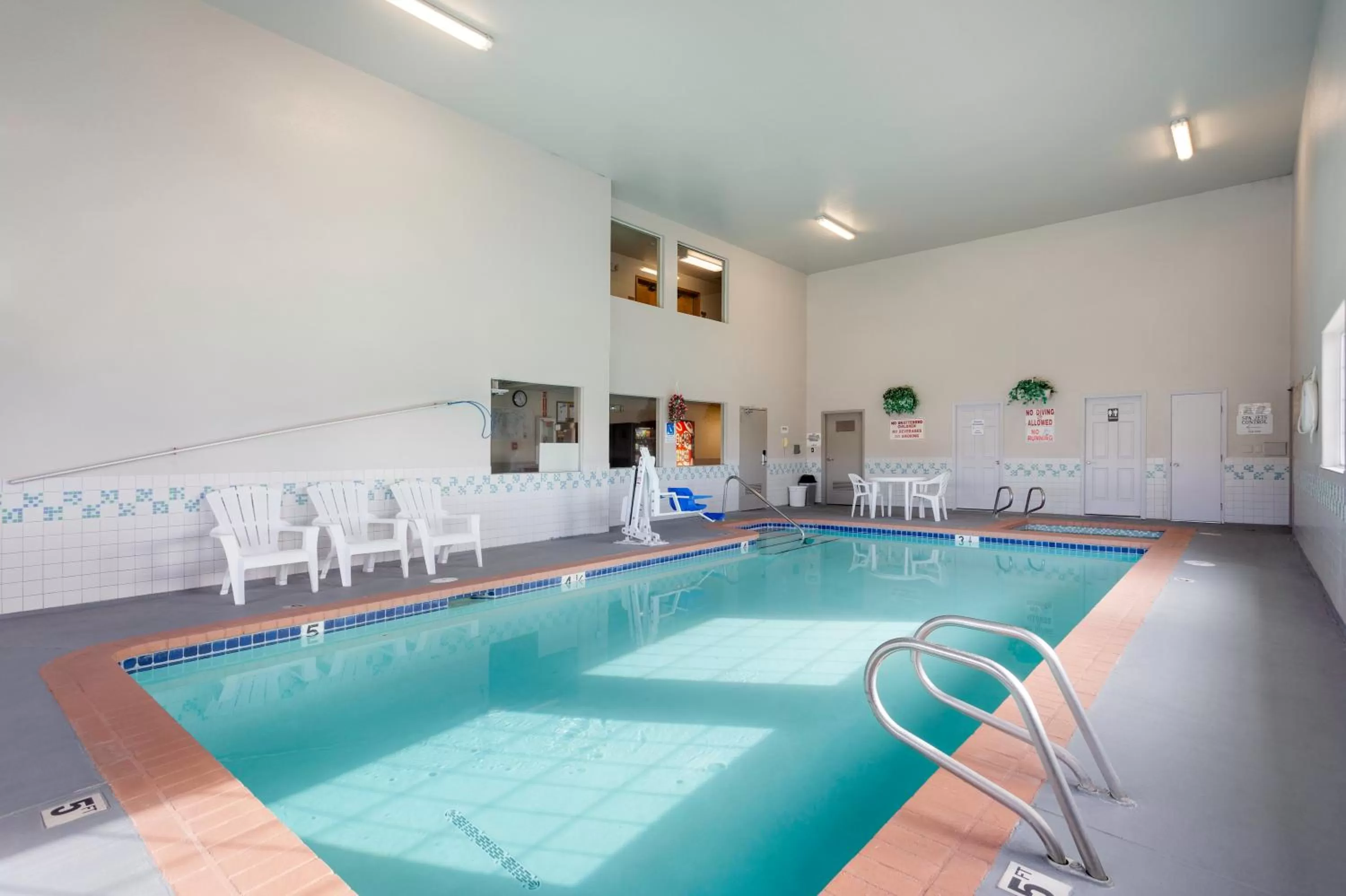 Swimming pool in Americas Best Value Inn Burns