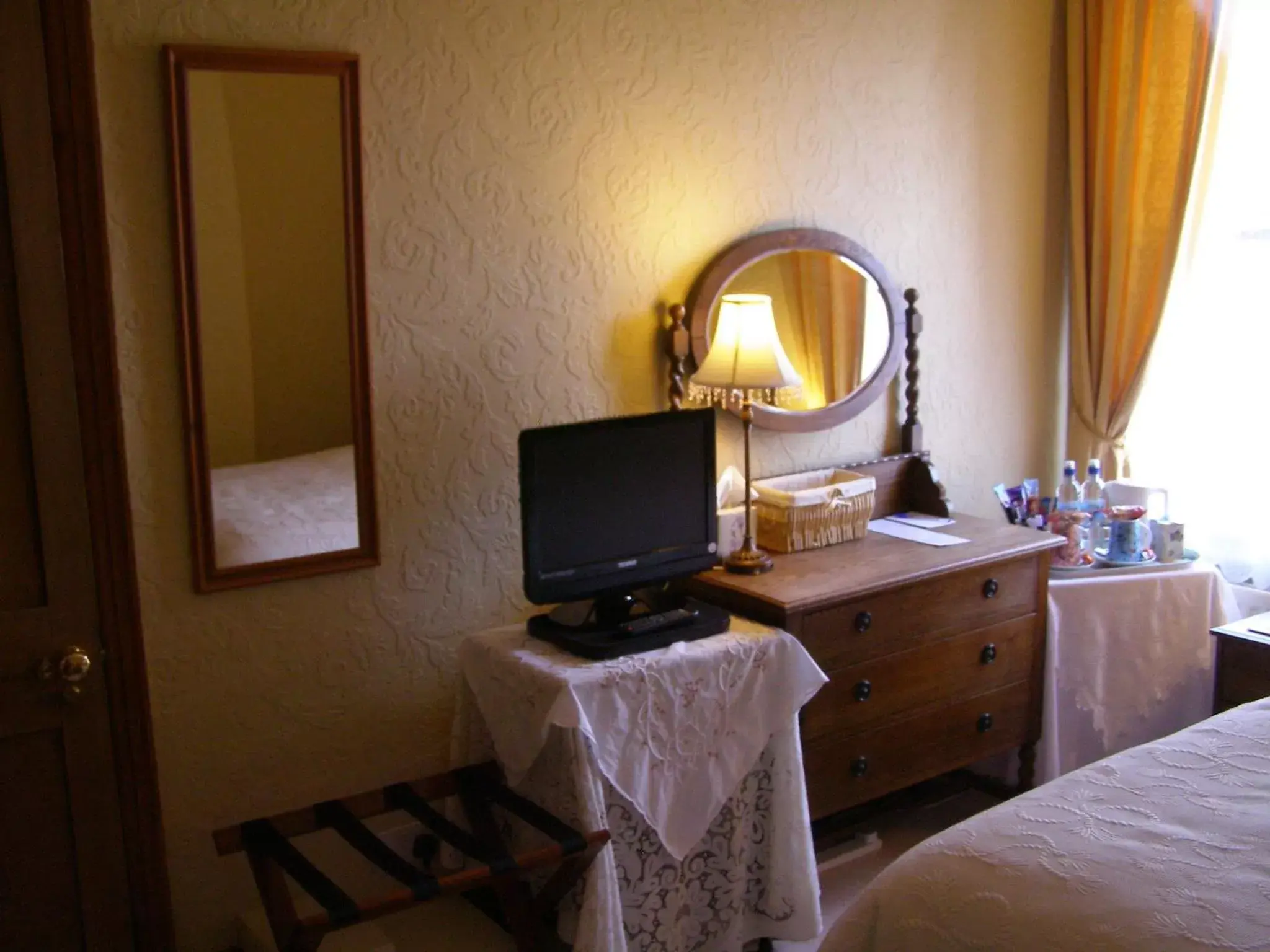 Bedroom, TV/Entertainment Center in Anton Guest House Bed and Breakfast