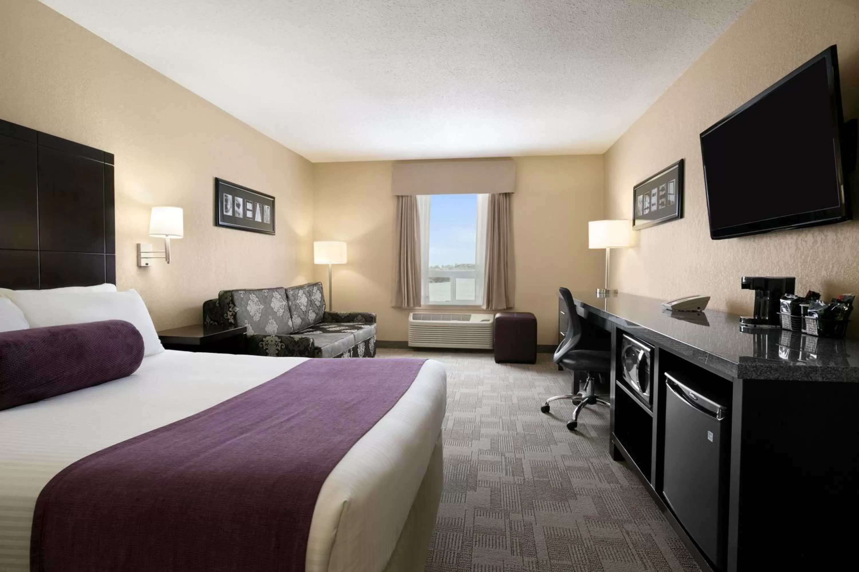 TV and multimedia, Bed in Days Inn by Wyndham Regina