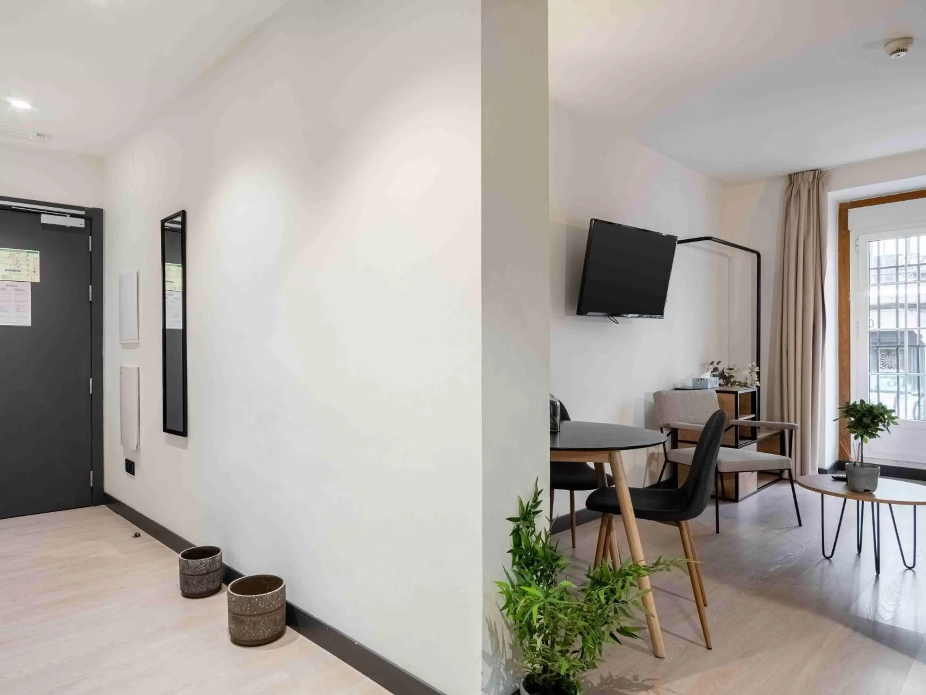Living room, TV/Entertainment Center in limehome Madrid Calle de la Madera - Digital Access