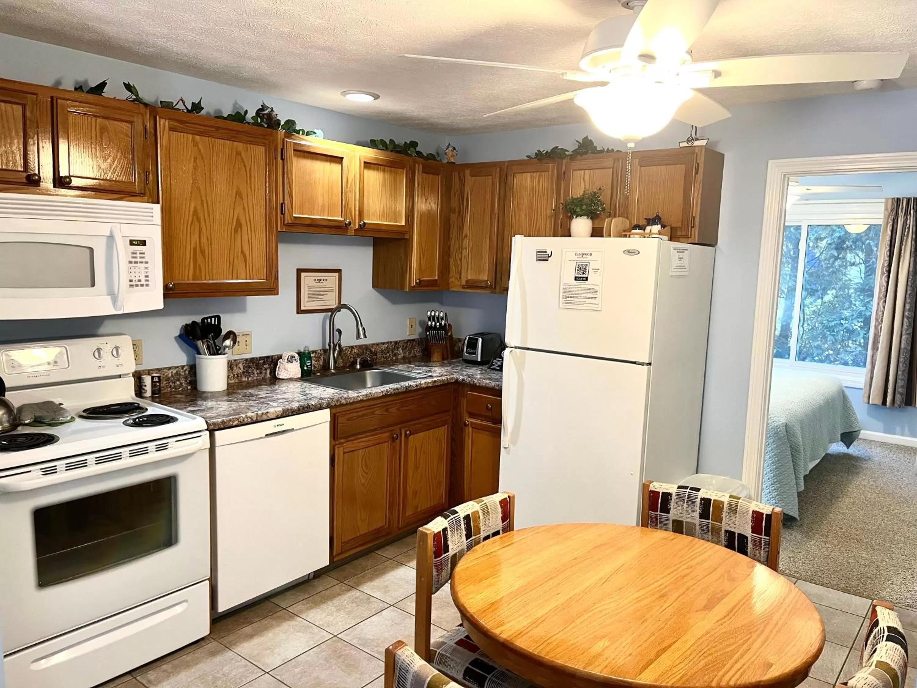 Kitchen/Kitchenette in Elmwood Resort Hotel