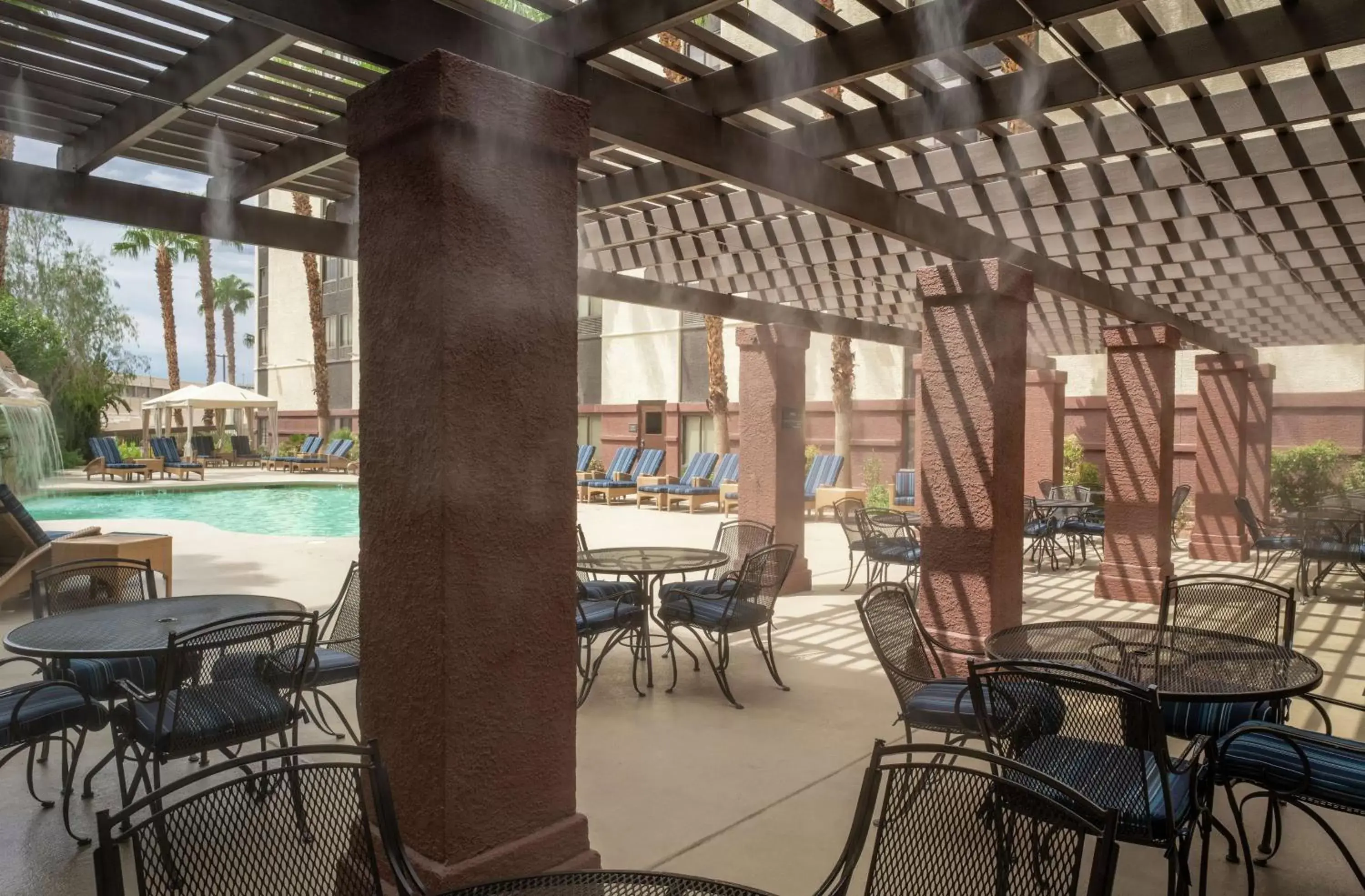 Swimming pool, Restaurant/Places to Eat in Hampton Inn Tropicana