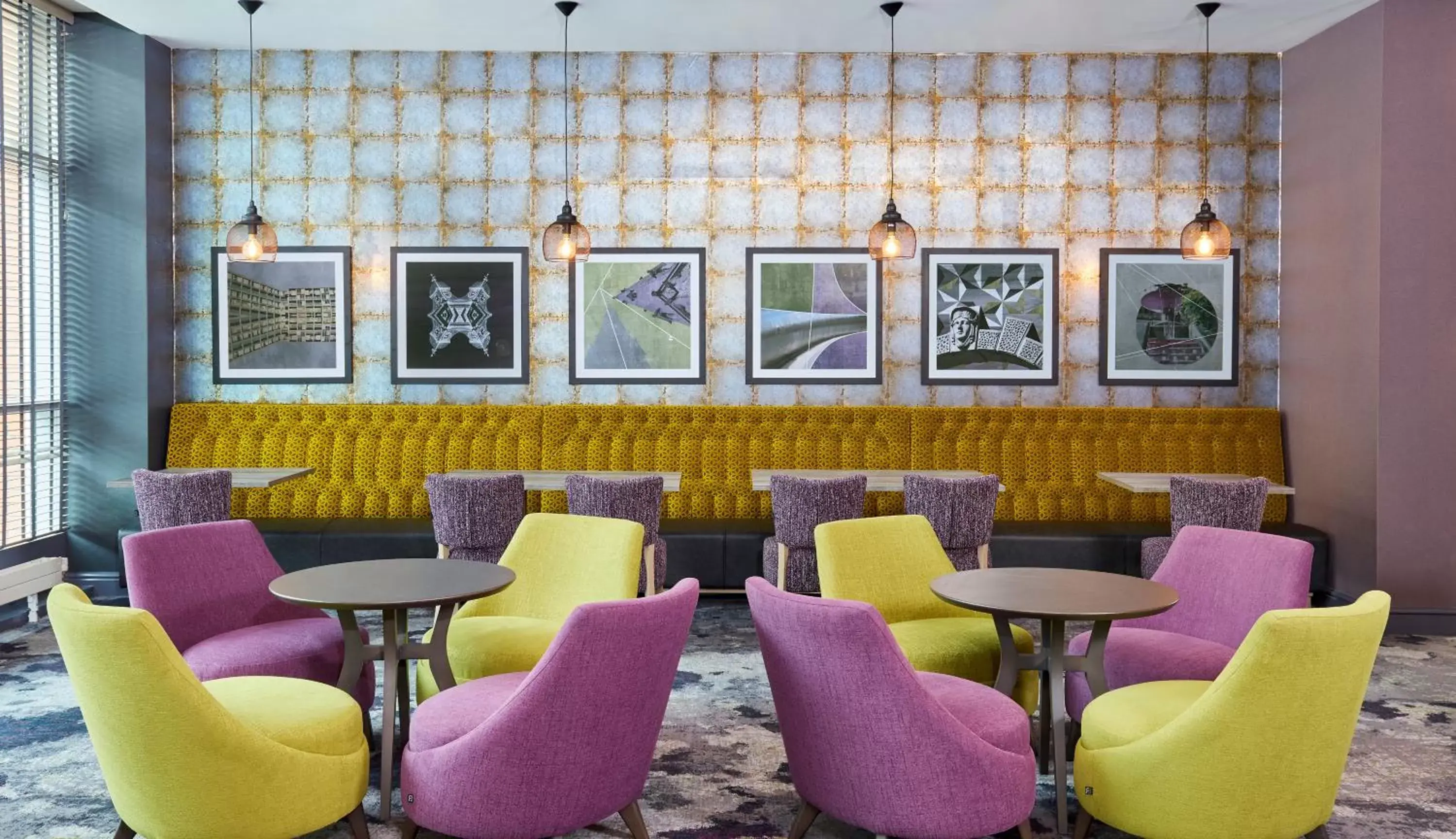 Lounge or bar in Leonardo Hotel Sheffield - formerly Jurys Inn