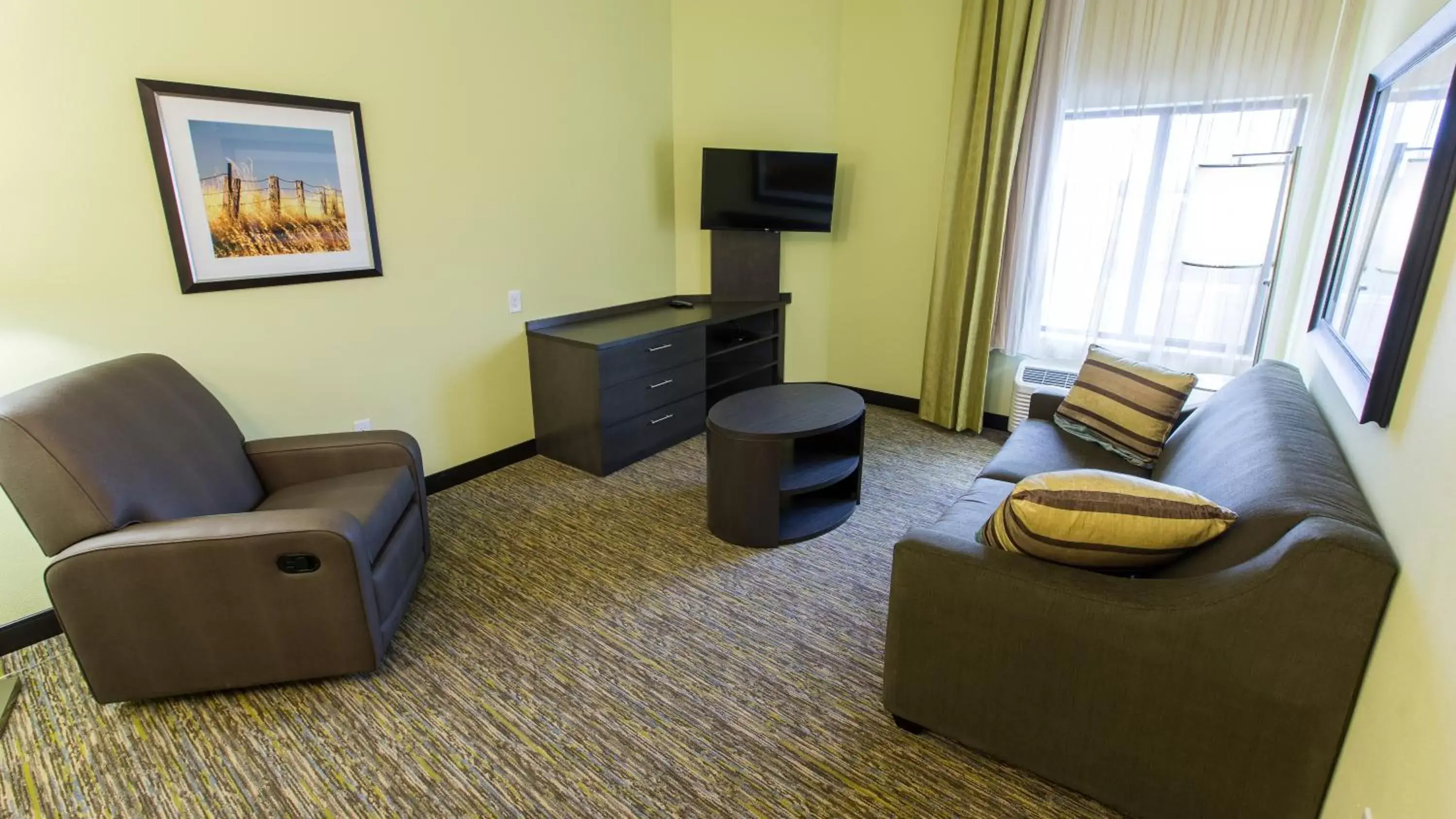 Photo of the whole room, Seating Area in Candlewood Suites Overland Park W 135th St, an IHG Hotel