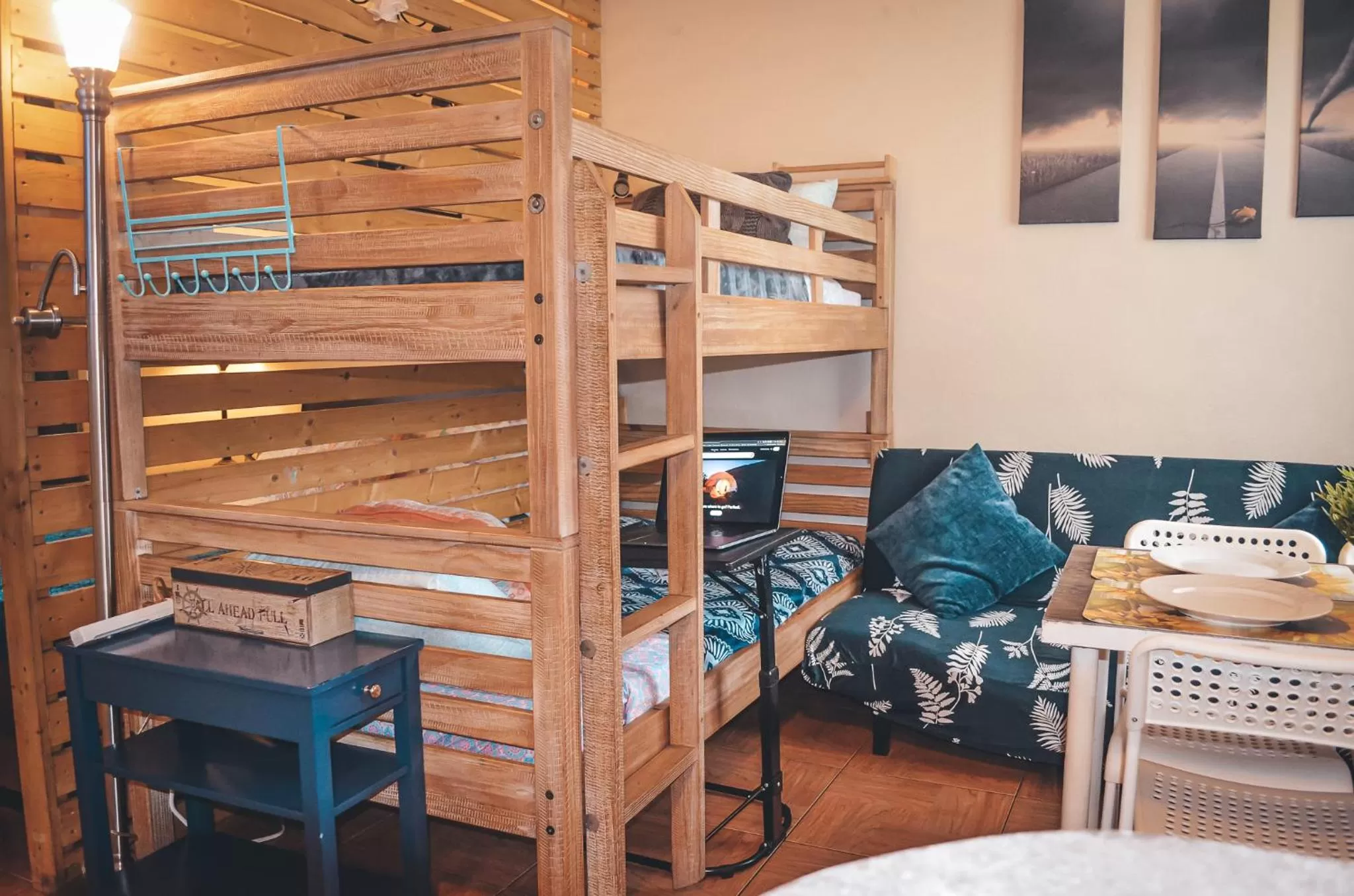 bunk bed in Hollywood Light Haven Lodge