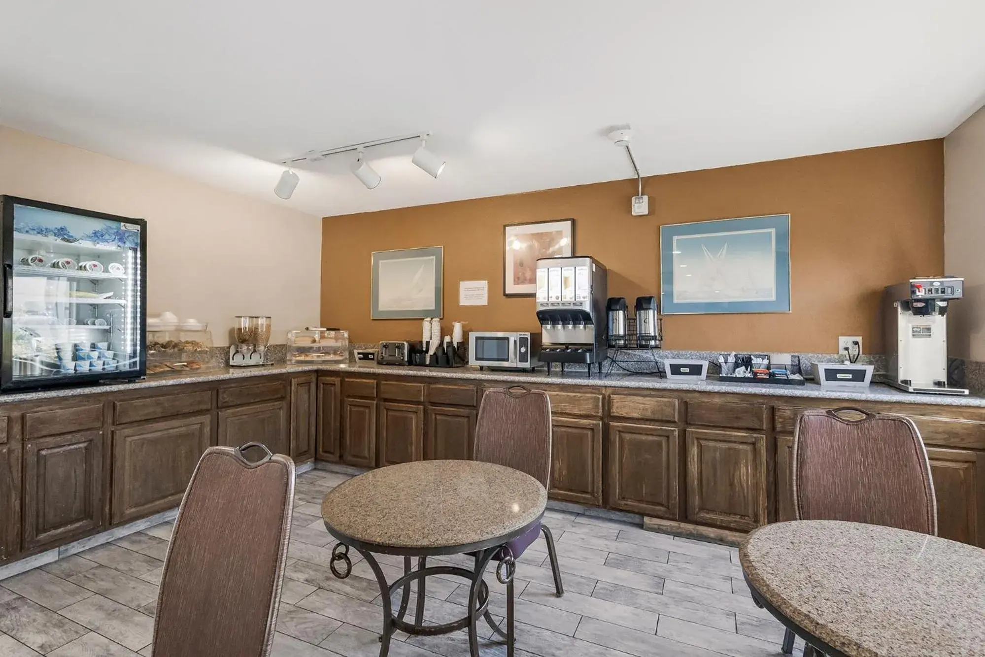 Breakfast, Kitchen/Kitchenette in Sutter Inn