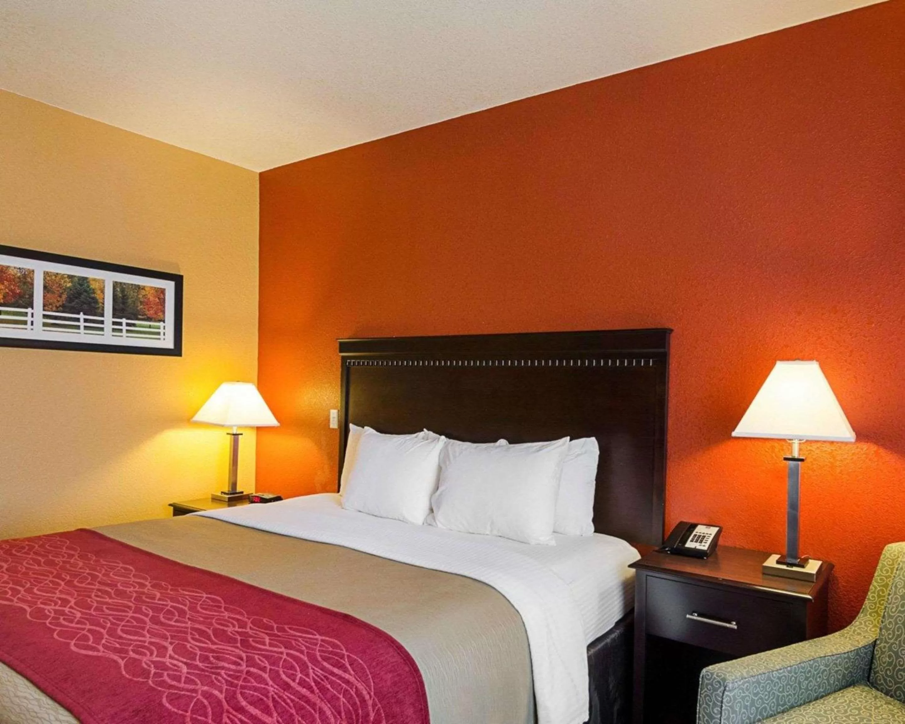 Photo of the whole room, Bed in Comfort Inn & Suites Orange - Montpelier