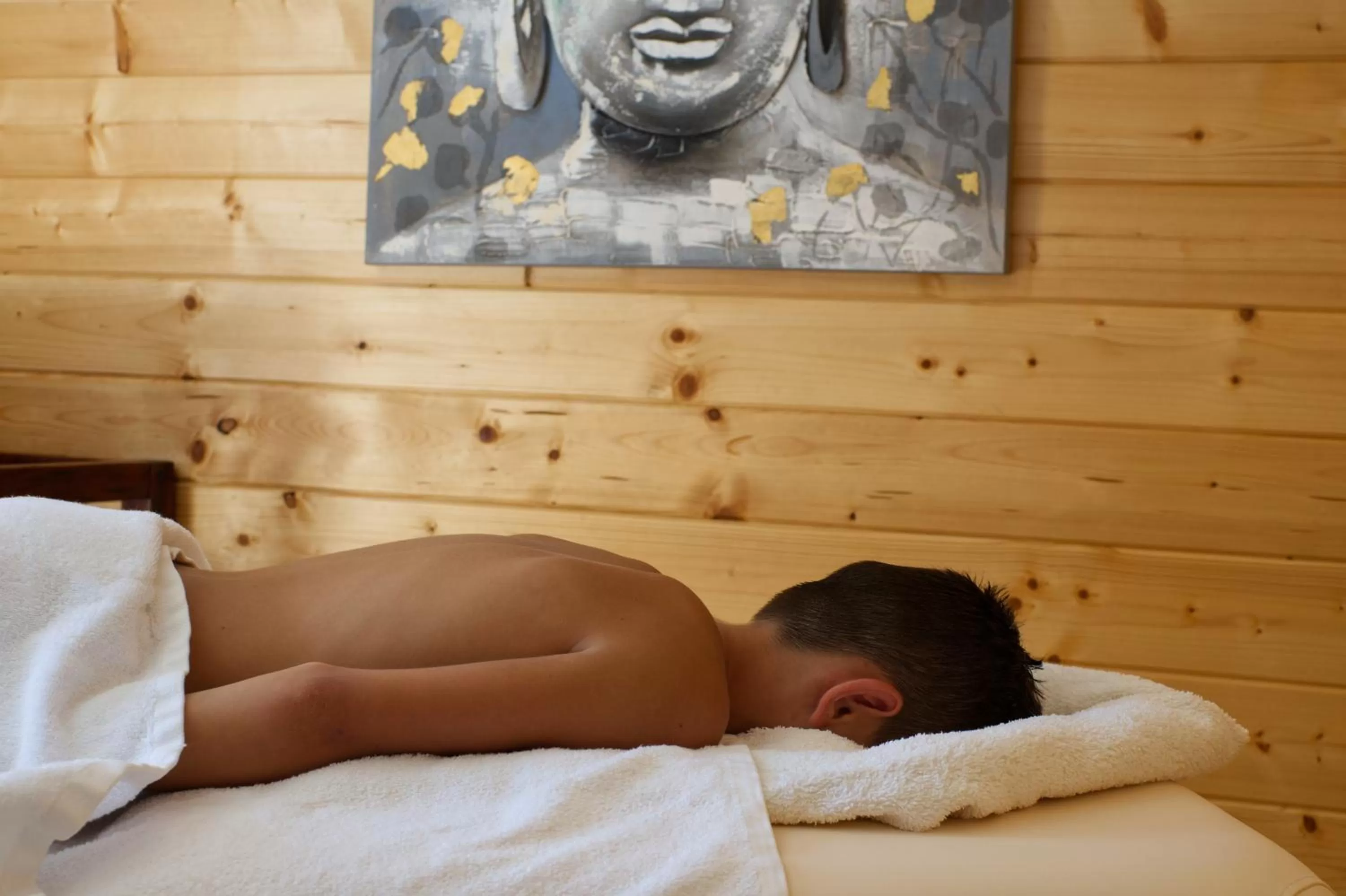 Massage, Bed in Logis Hôtel Centrotel et Spa Bulles d'Allier