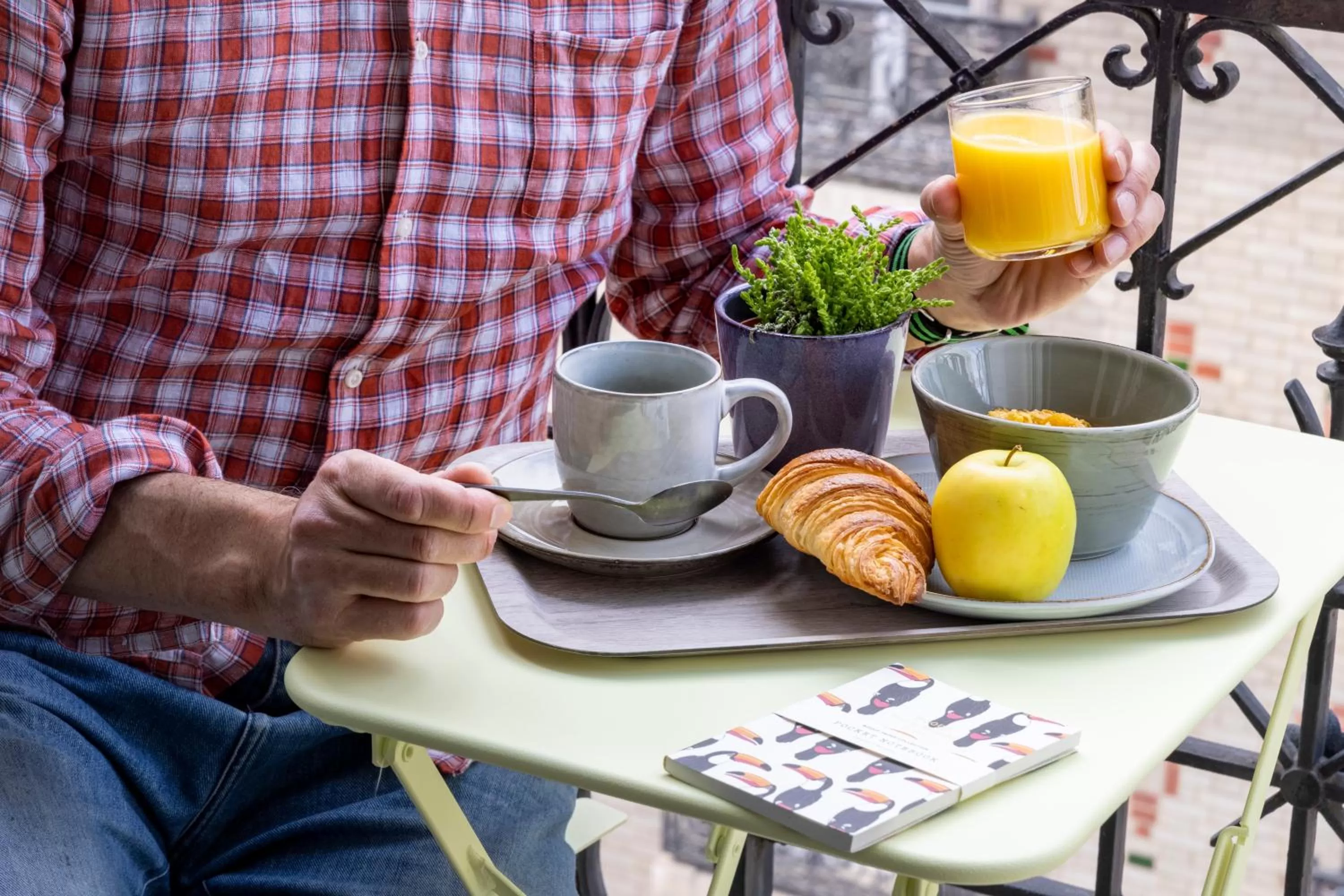 Continental breakfast in Hôtel De La Paix