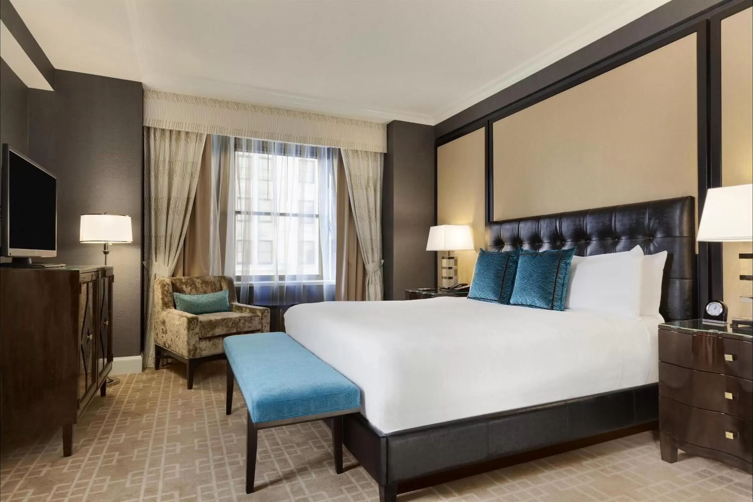 Bedroom, Bed in Fairmont Royal York Hotel