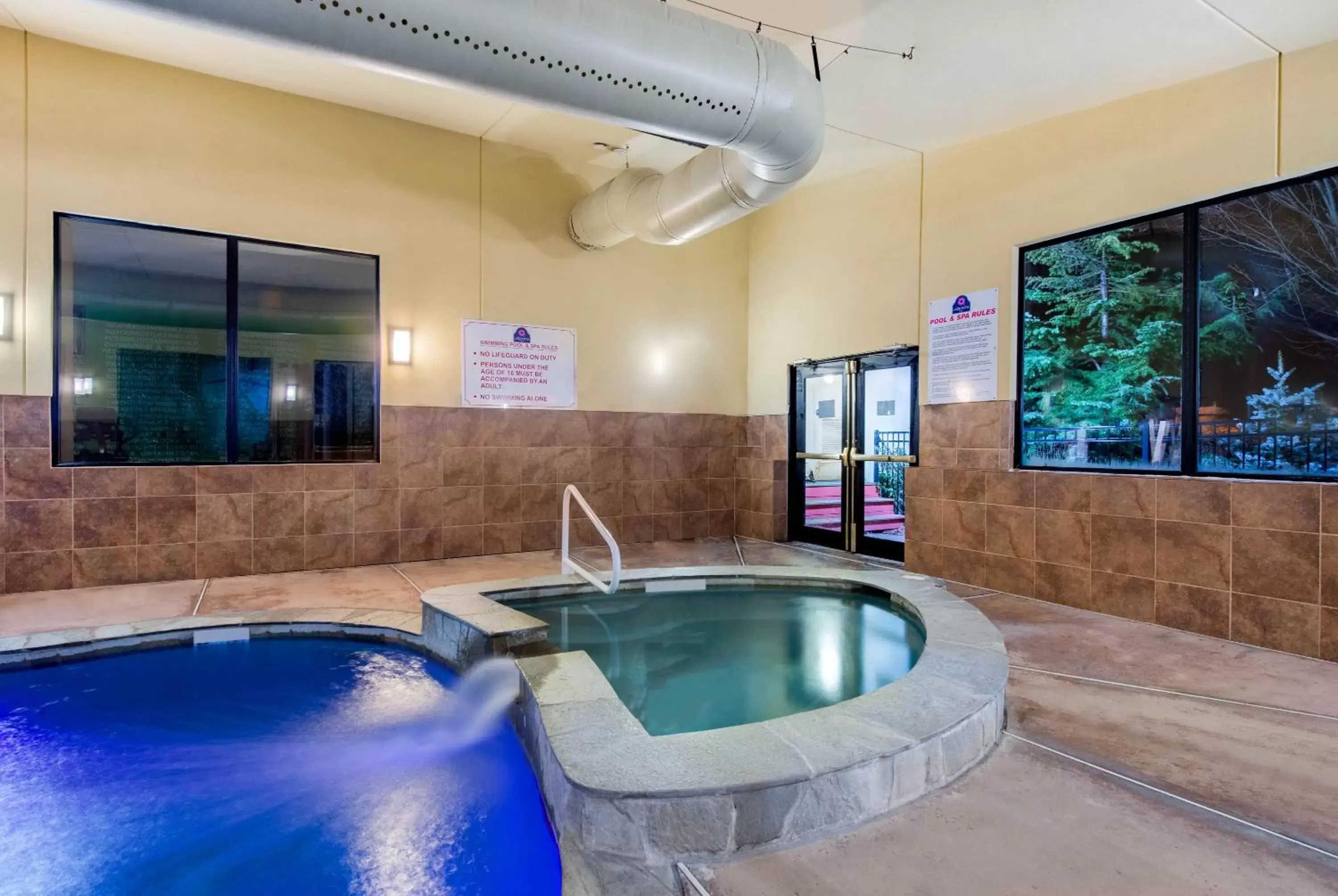 Hot Tub, Swimming Pool in La Quinta Inn by Wyndham West Long Branch