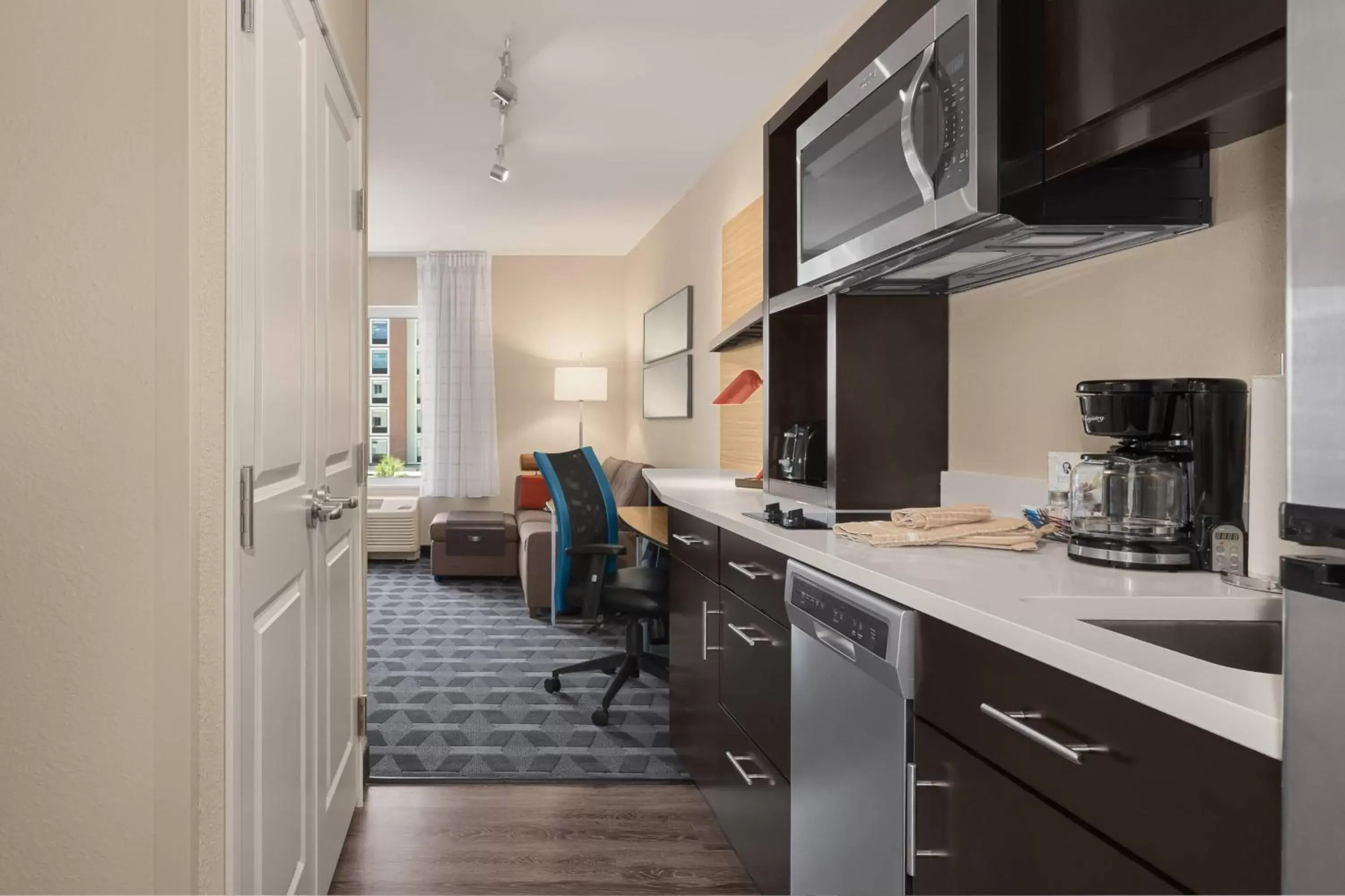 Bedroom, Kitchen/Kitchenette in TownePlace Suites by Marriott Charleston Mt. Pleasant