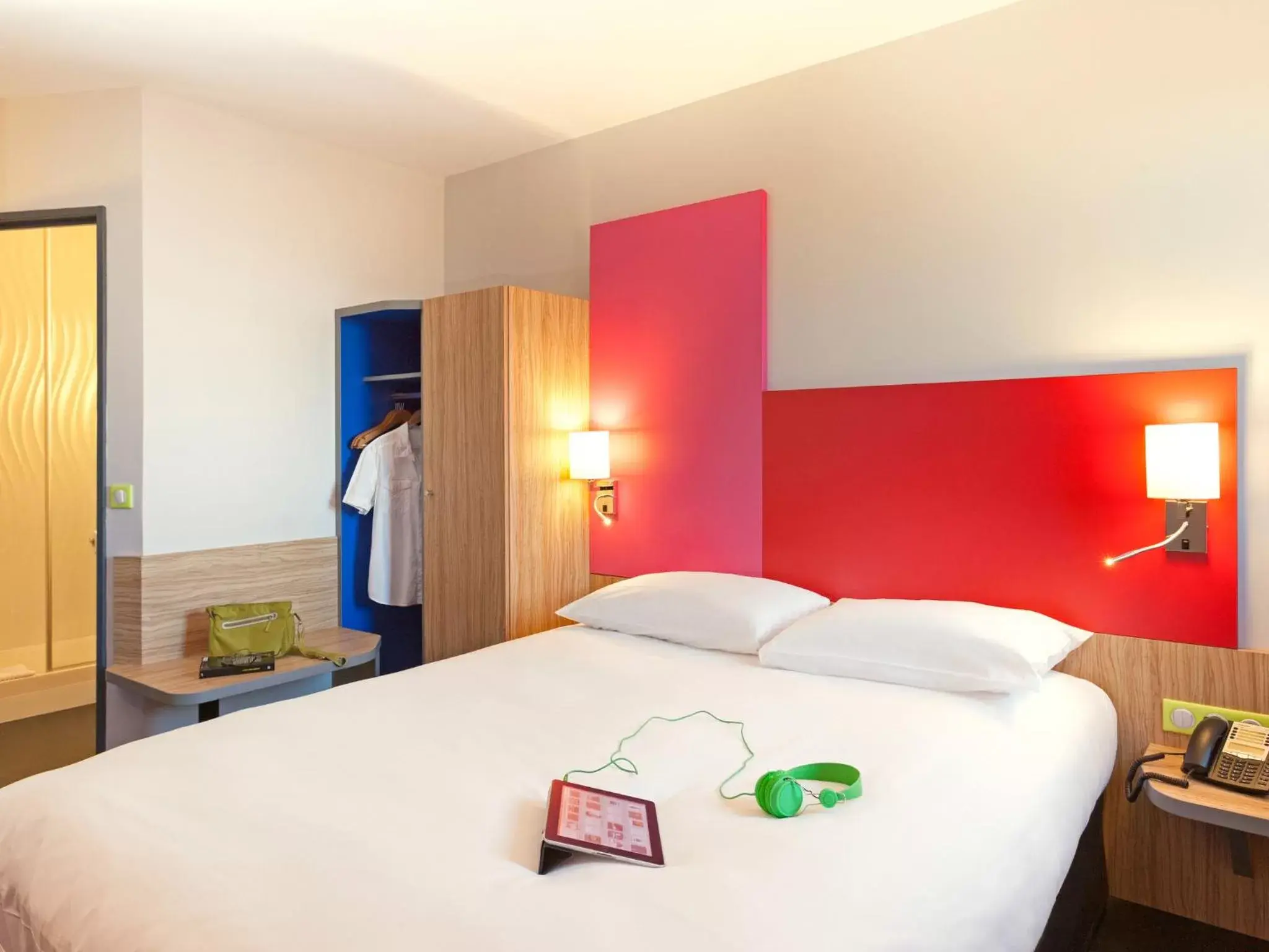 Photo of the whole room, Bed in ibis Styles Romans-Valence Gare TGV