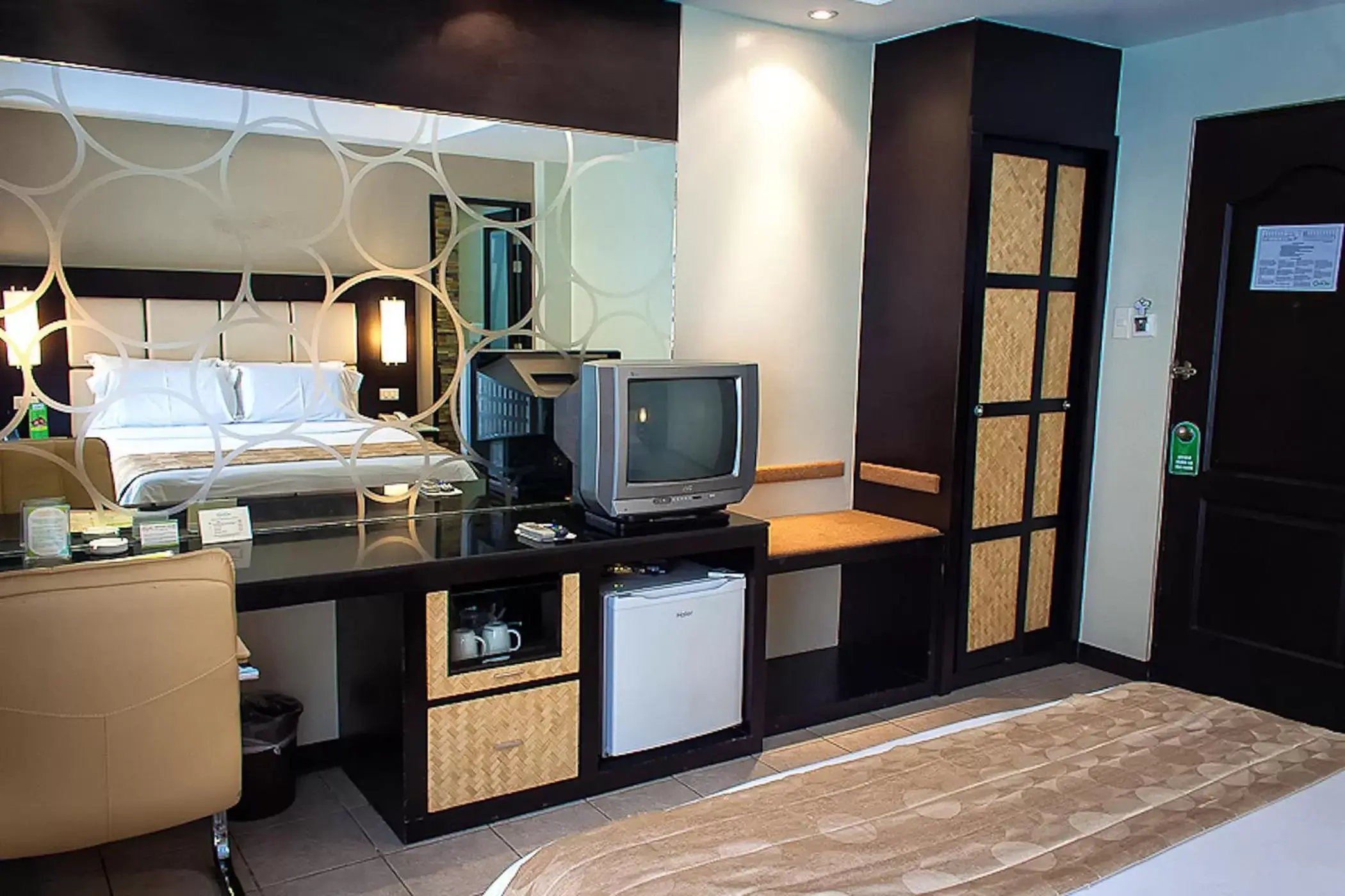 TV/Entertainment Center in Circle Inn Hotel and Suites Bacolod