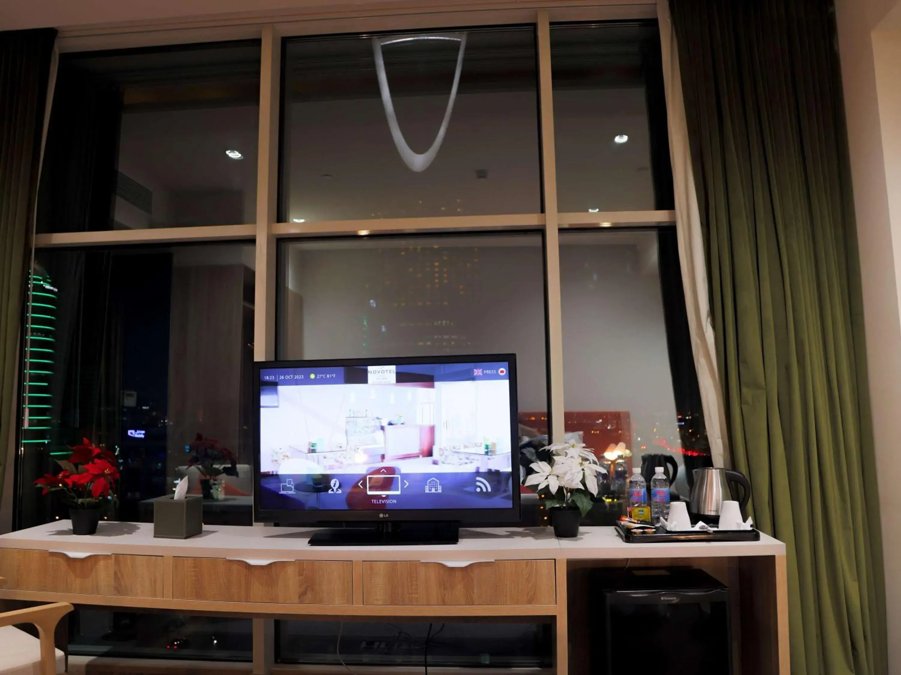 Bedroom, TV/Entertainment Center in Novotel Suites Riyadh Dyar