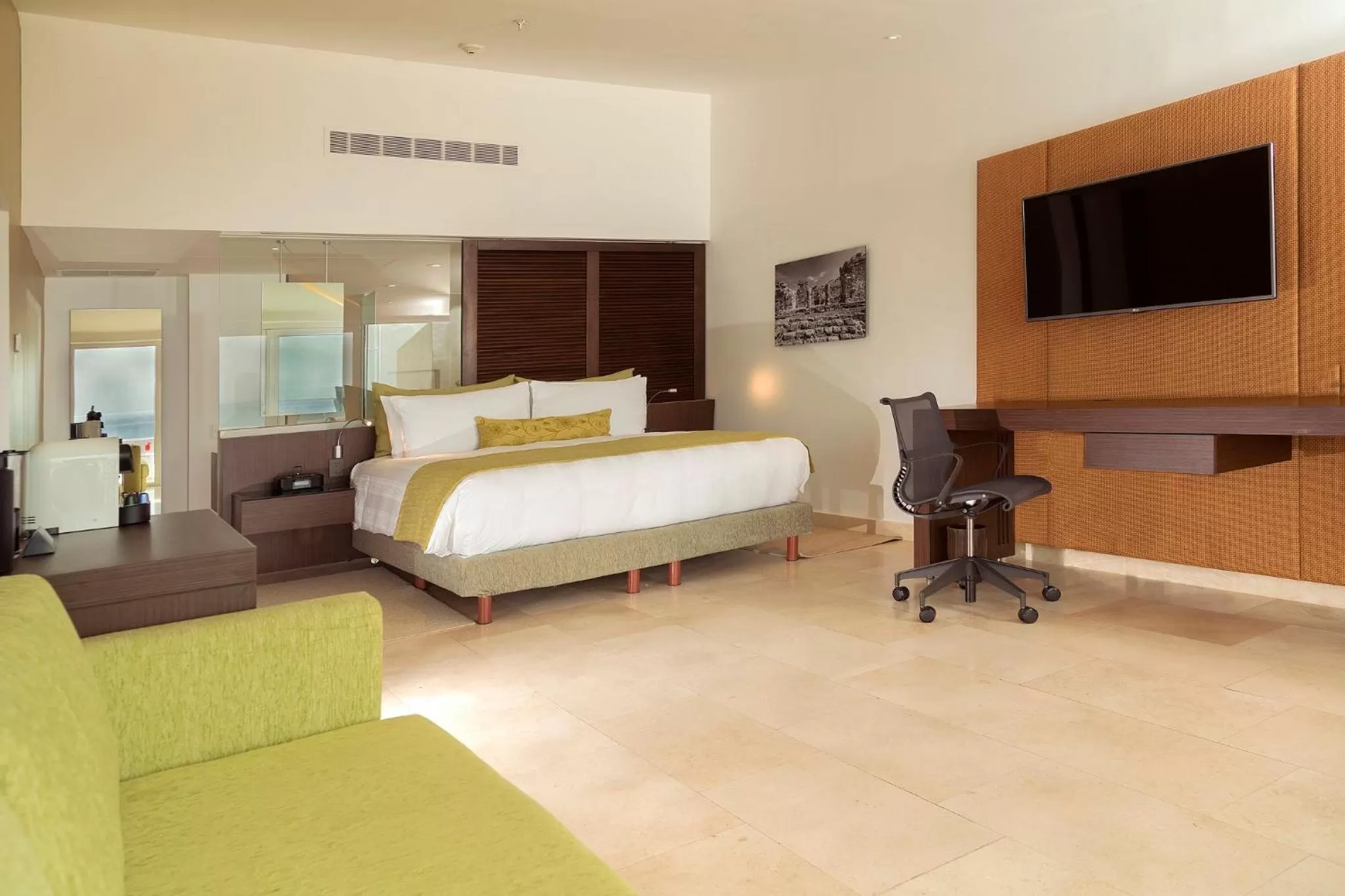 Photo of the whole room, Bed in Presidente InterContinental Cancun Resort
