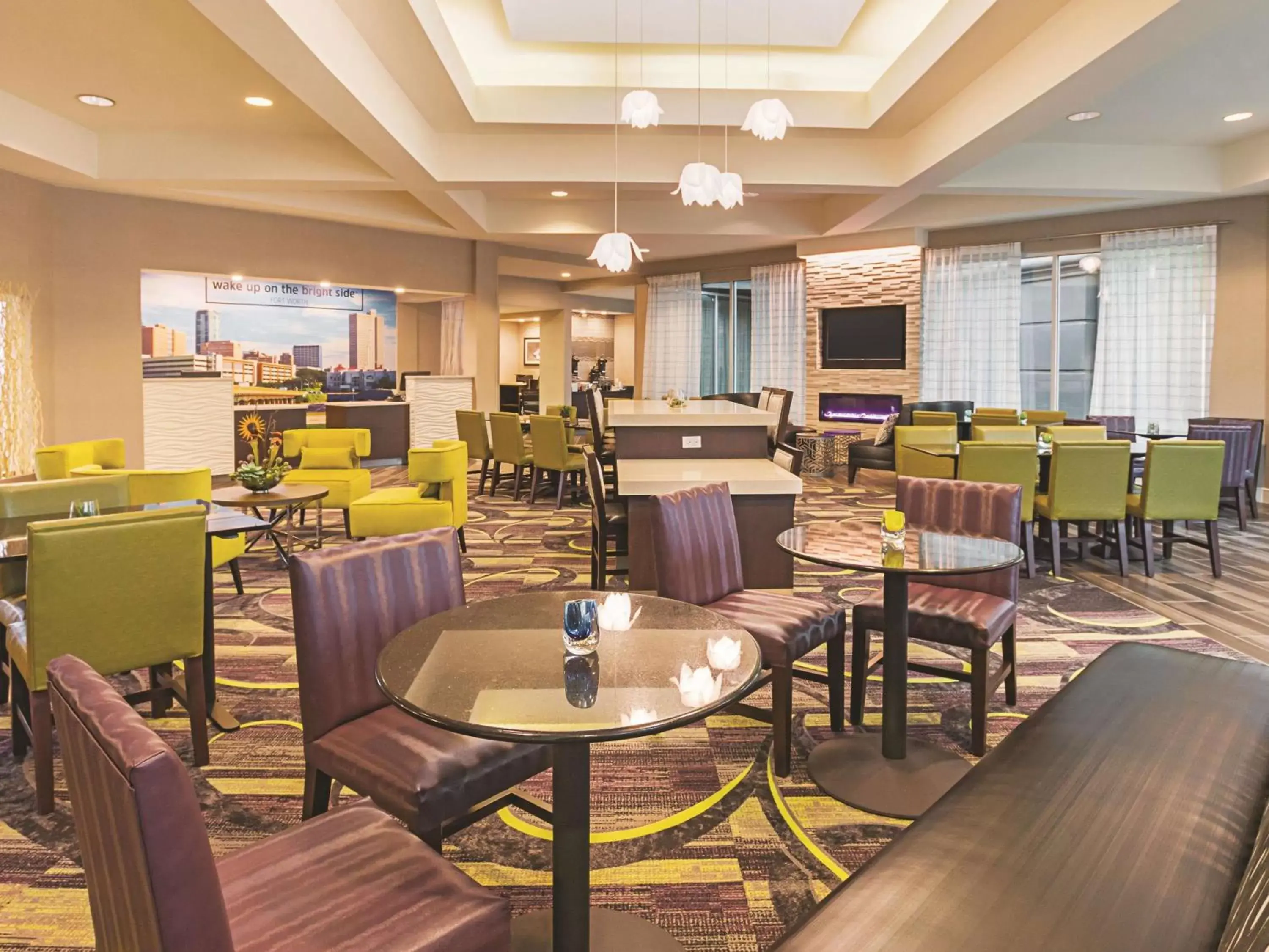 Lobby or reception, Restaurant/Places to Eat in La Quinta by Wyndham Fort Worth City View