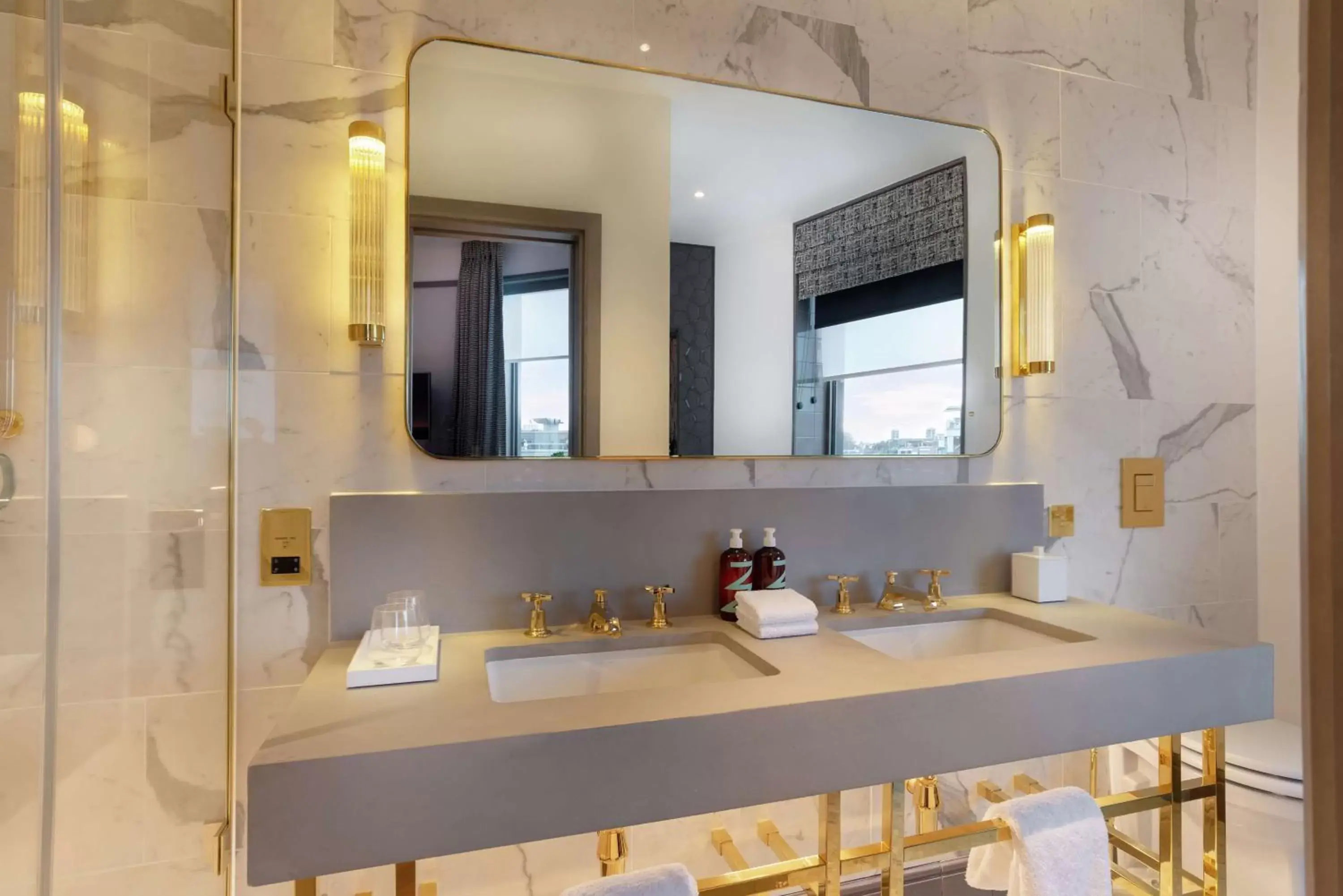 Bathroom, Kitchen/Kitchenette in Hart Shoreditch Hotel London, Curio Collection by Hilton