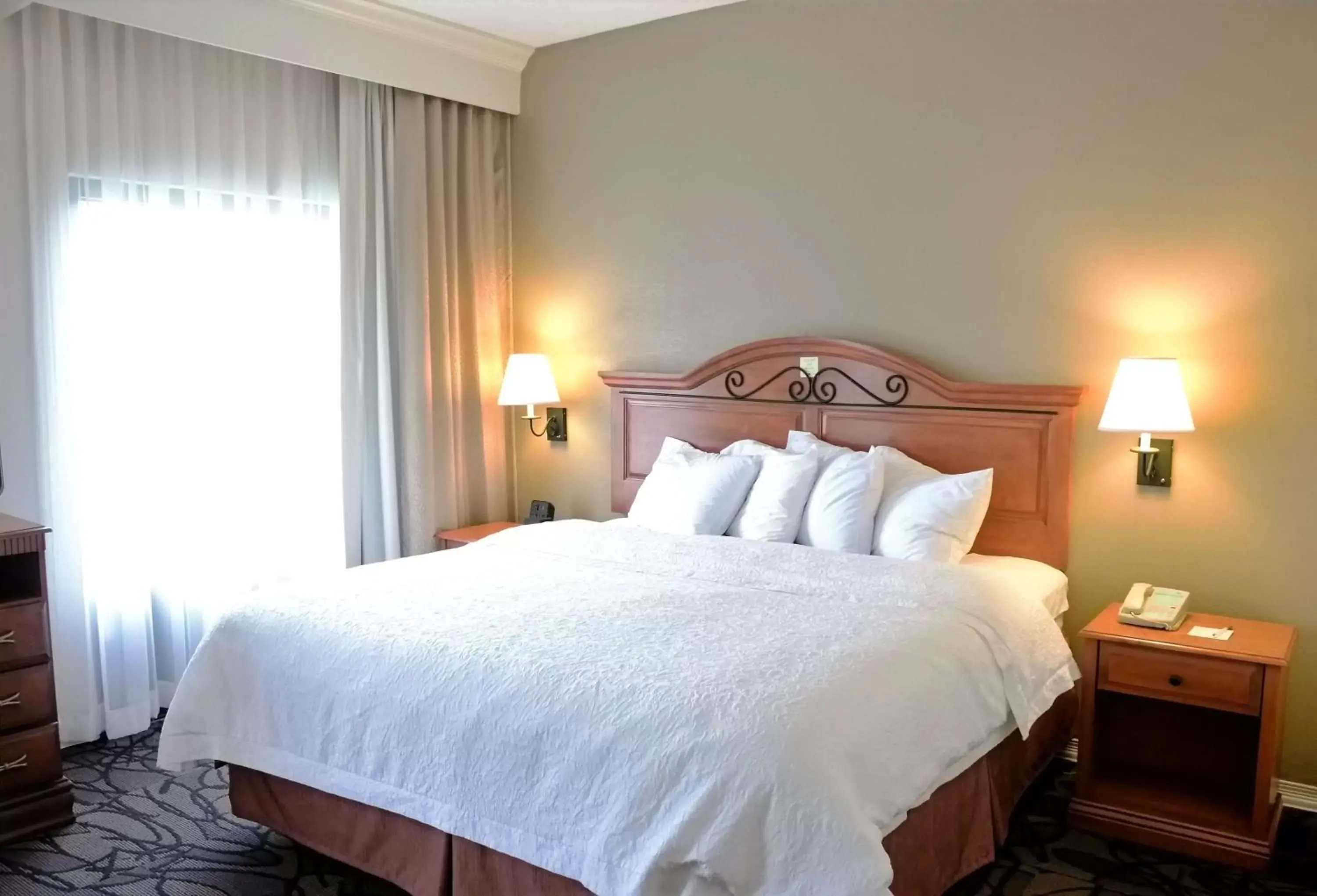 Bed in Hampton Inn & Suites Birmingham-Pelham - I-65