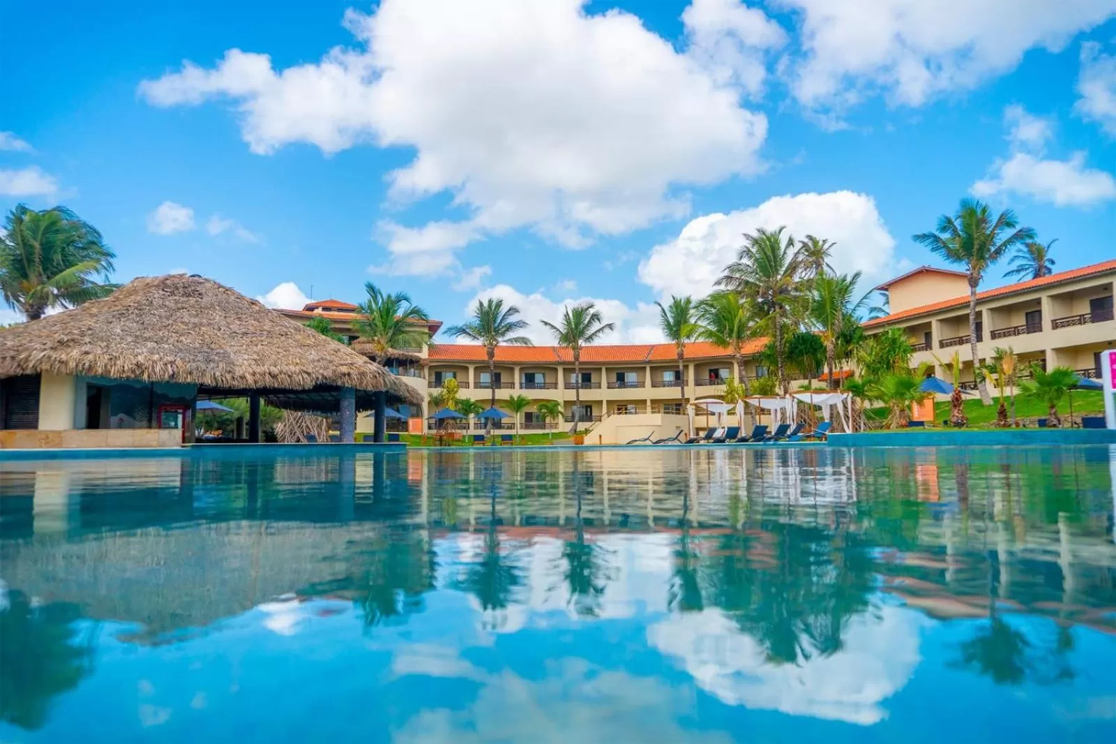 Swimming pool in Sun City Rota das Emoções