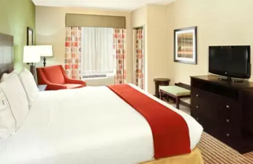 Bed in Holiday Inn Express & Suites Maumelle, an IHG Hotel