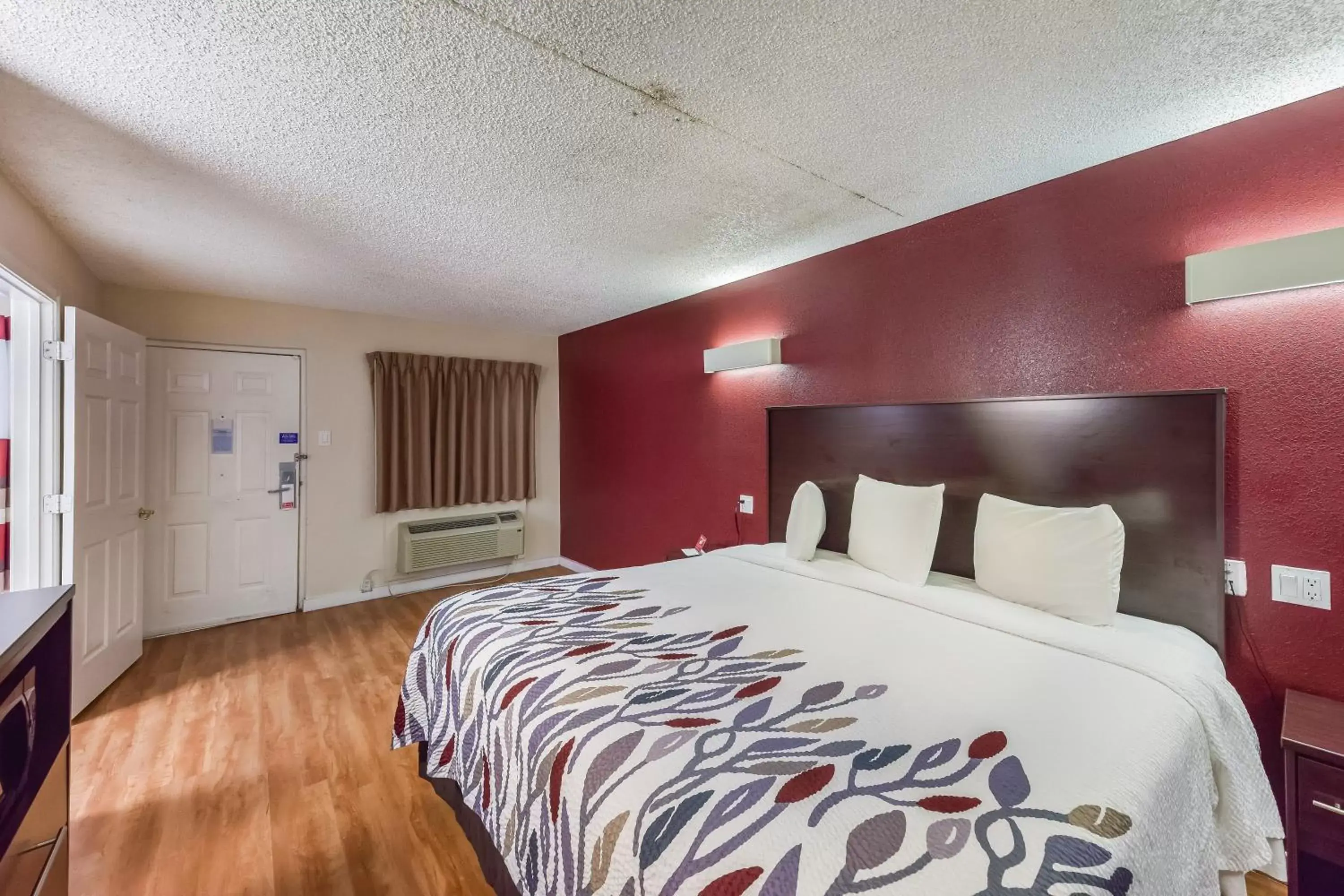 Photo of the whole room, Bed in Red Roof Inn Plano