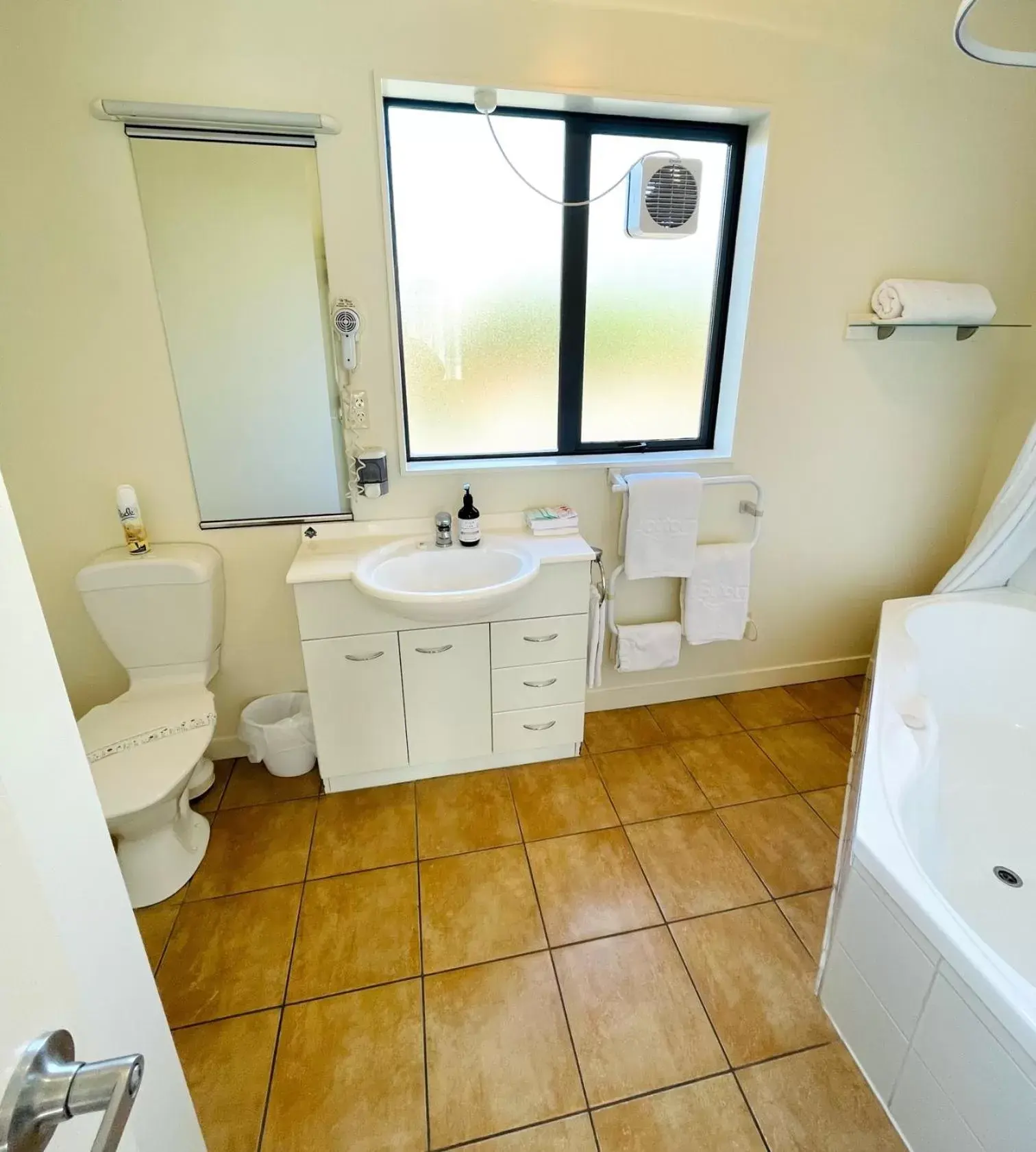 Shower, Bathroom in 298 Westside Motor Lodge