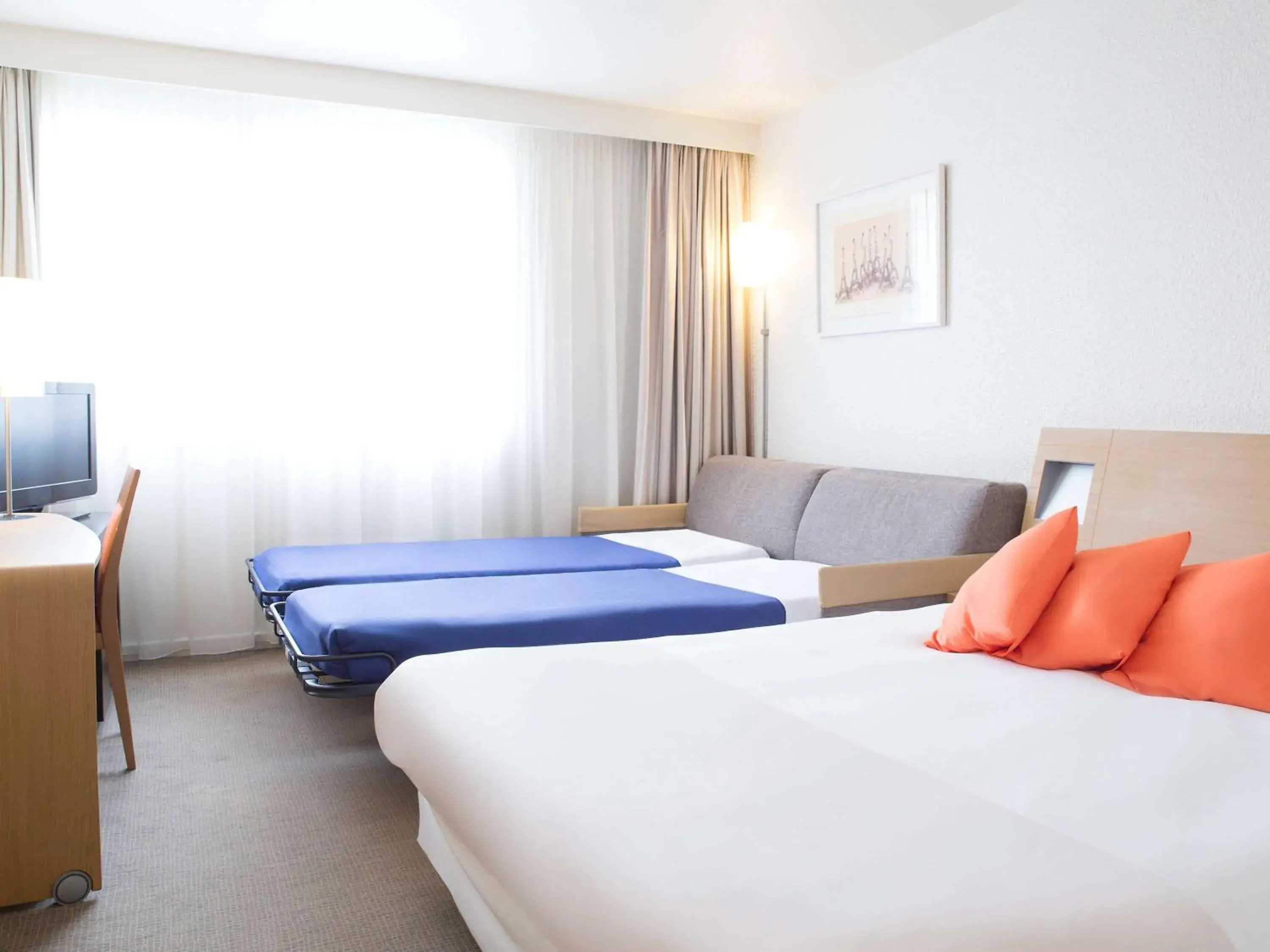 Photo of the whole room, Bed in Novotel Bordeaux Lac