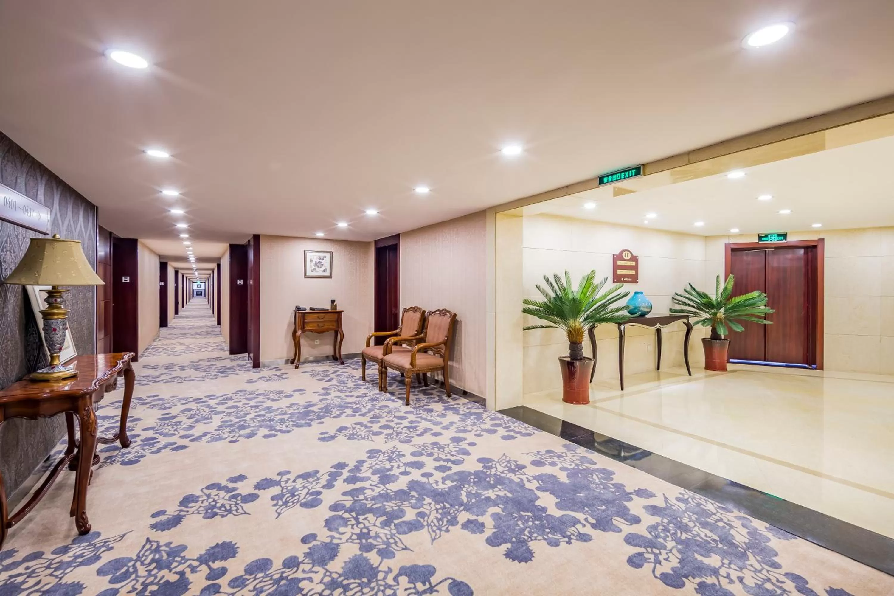 Seating area in Beijing Commercial Business Hotel