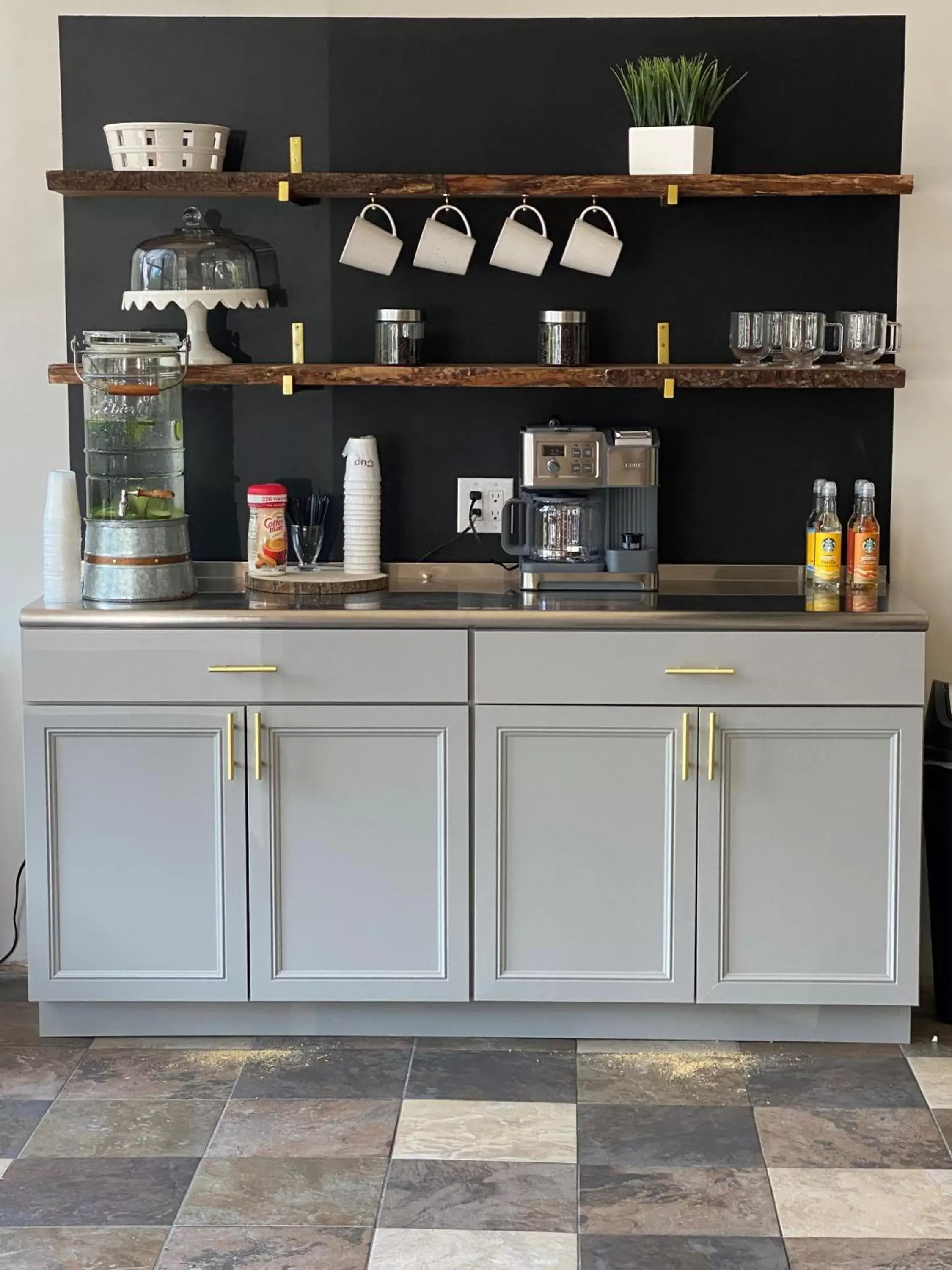 Coffee/tea facilities in Carolina Pine Inn near Southern Pines-Pinehurst