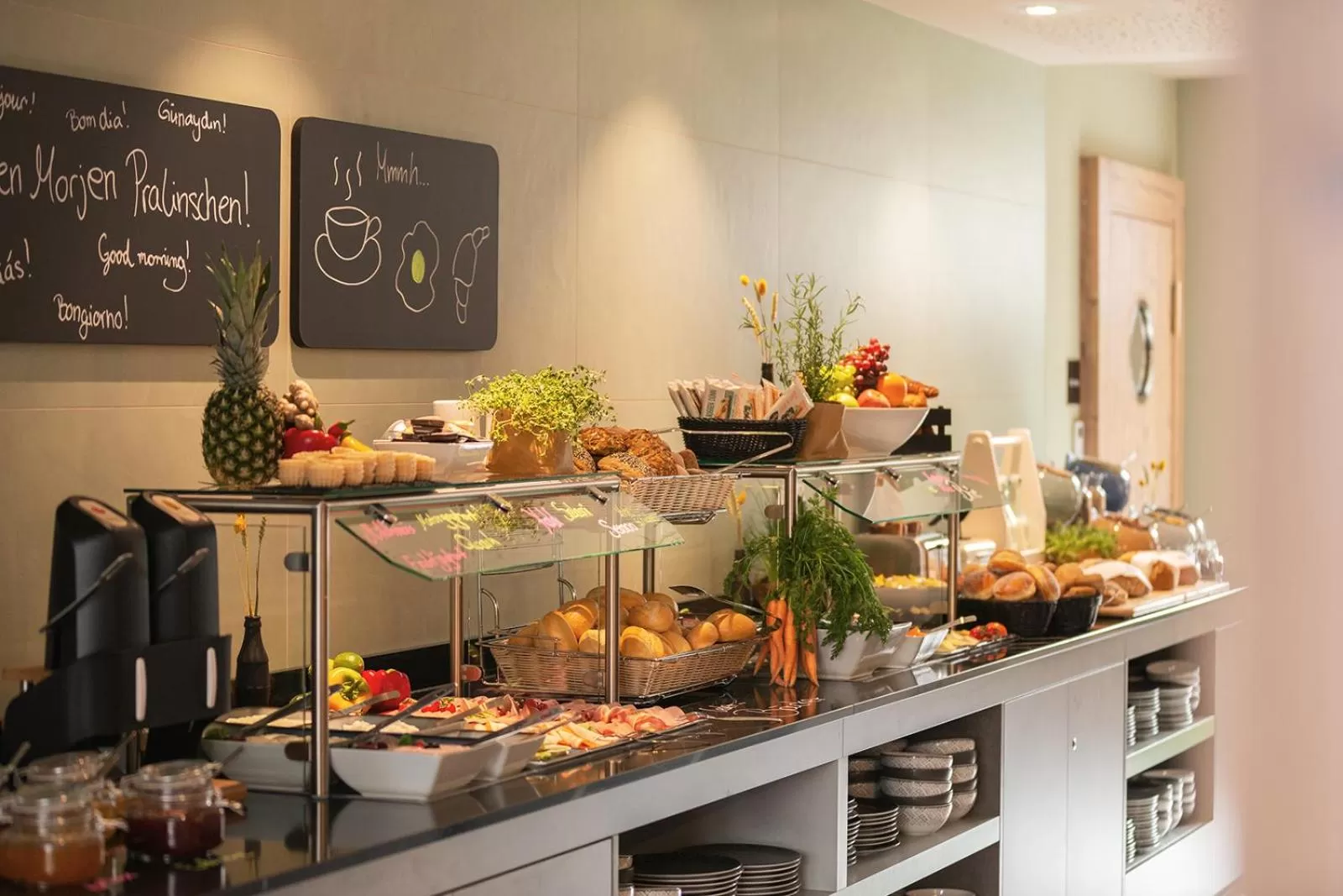 Restaurant/places to eat in Holiday Inn - the niu, Mill Cologne Mülheim by IHG