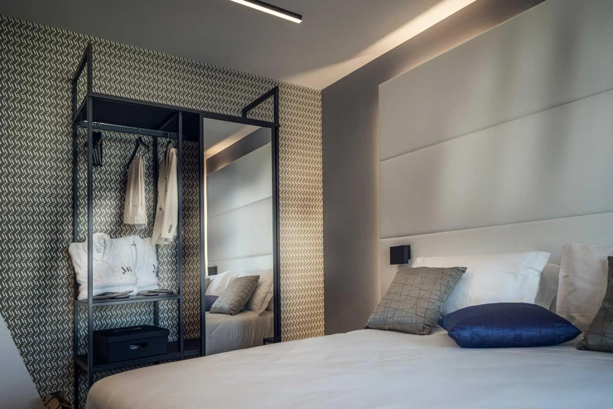 wardrobe, Bed in J44 Lifestyle Hotel