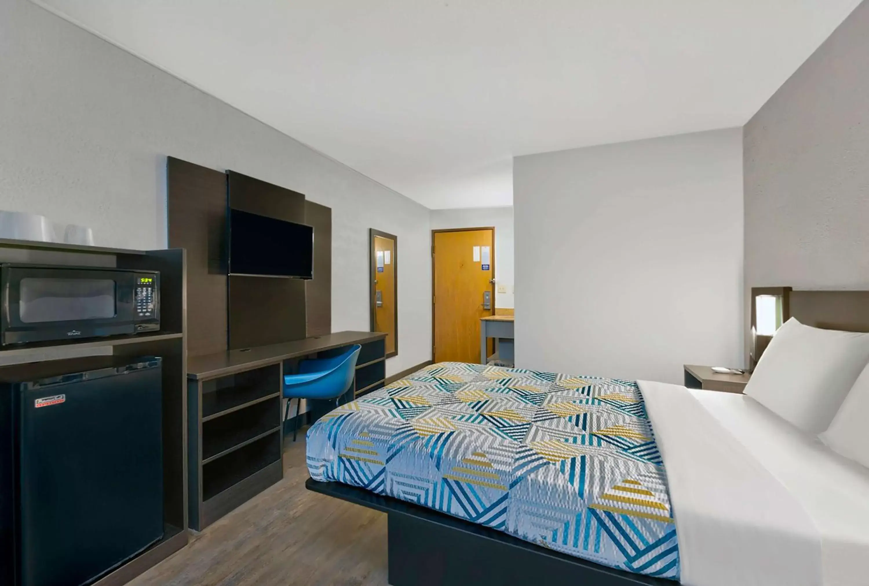 Bedroom, TV/Entertainment Center in Motel 6-Cedar Rapids, IA - Airport
