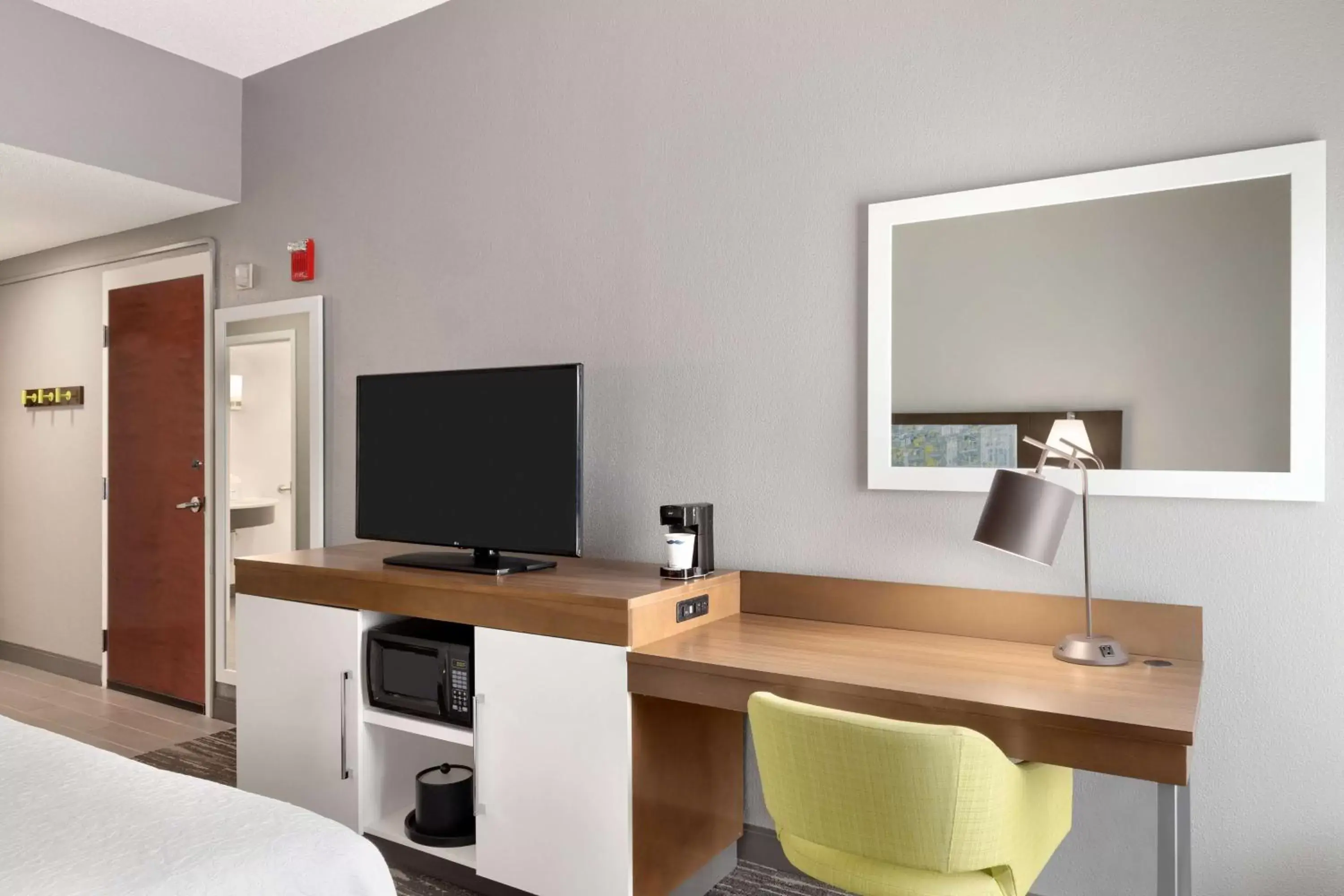 Bedroom, TV/Entertainment Center in Hampton Inn Greenville-Simpsonville