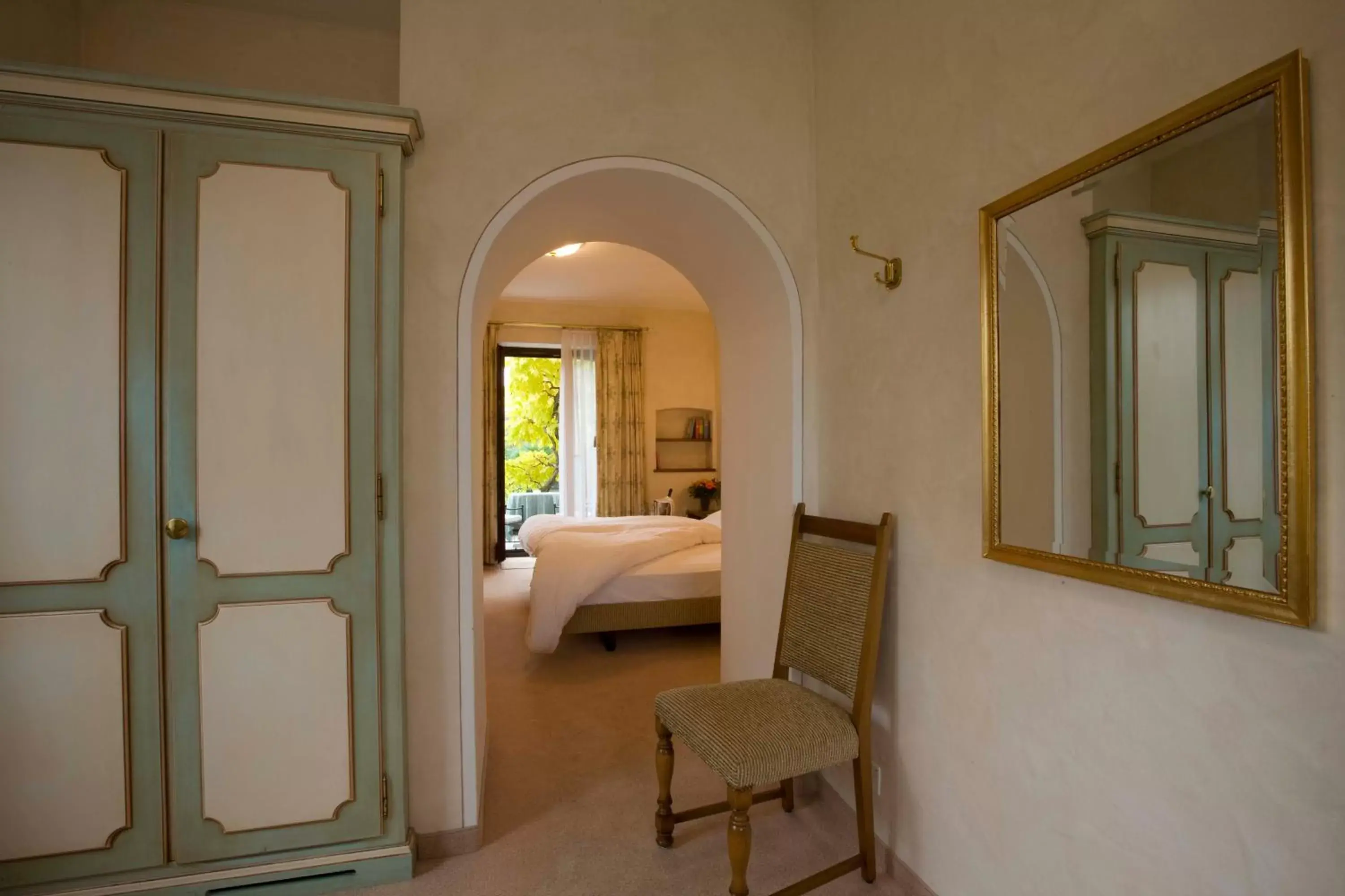 Bed, Seating Area in Romantik Hotel Castello Seeschloss